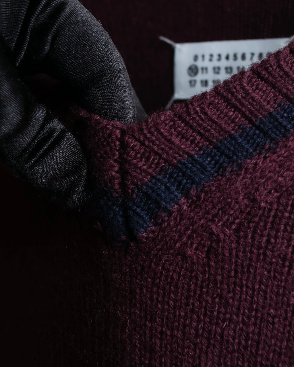 "MAISON MARGIELA"
20AW burgundy color V-neck knit