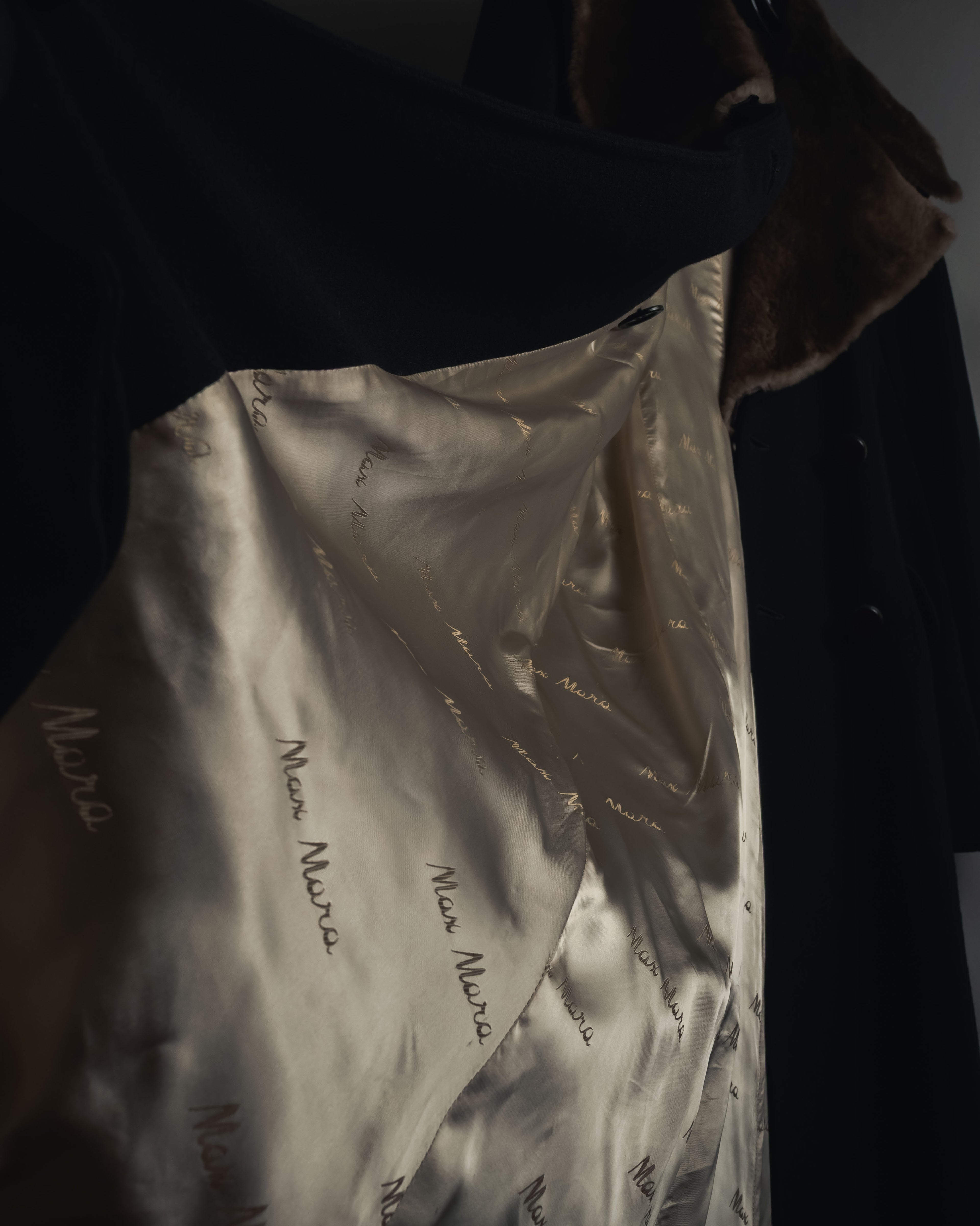 -SPECIAL- "Max Mara"
90’s Detachable fur collar virgin wool long coat