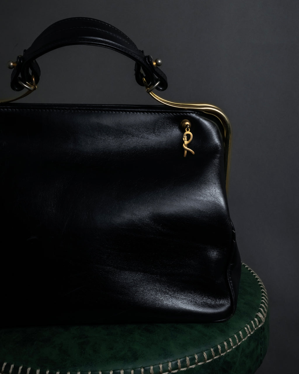 "Roberta Di Camerino" Logo motif charm design modern doctor bag