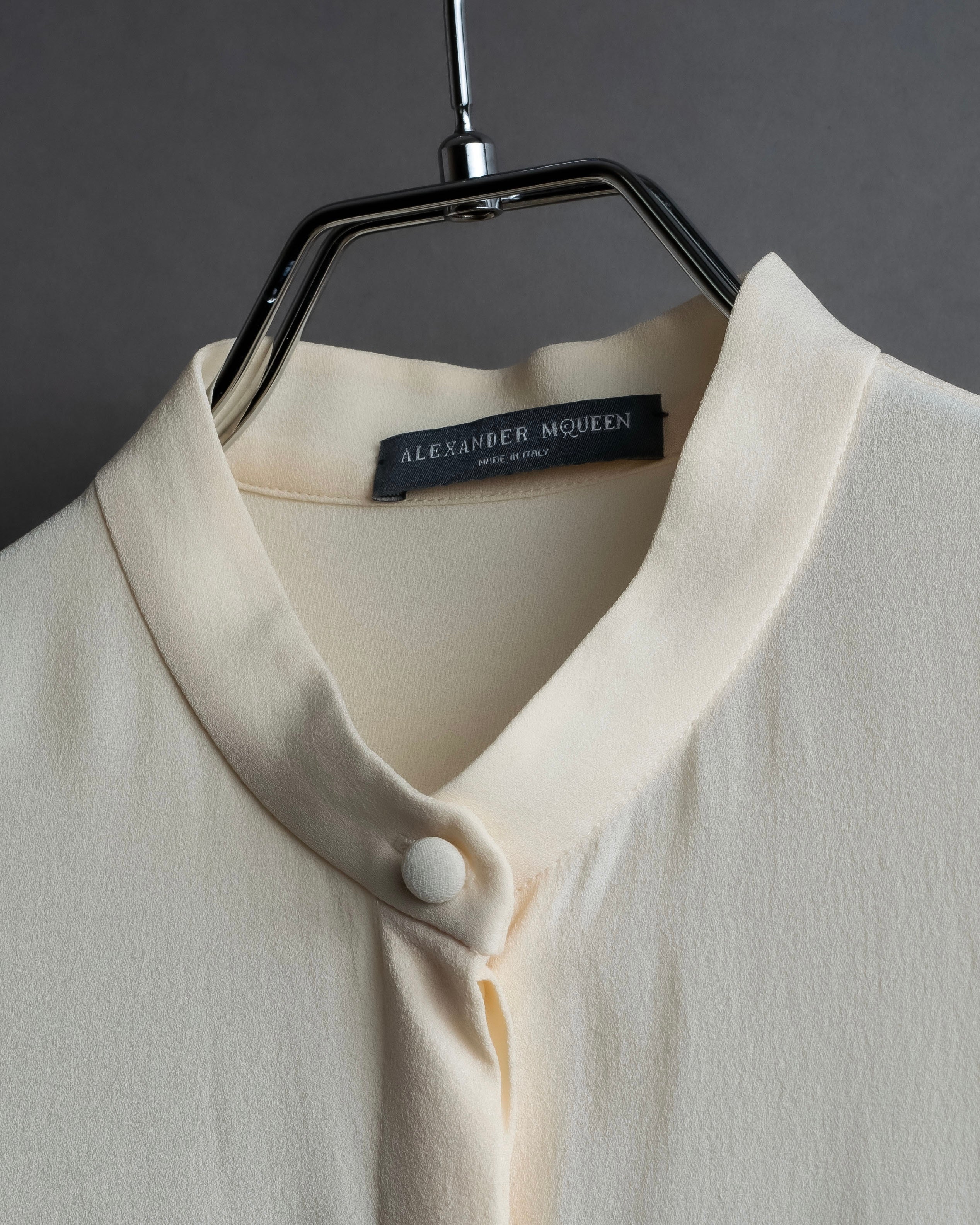 Camisa de seda con bordado en forma de logotipo "Alexandar McQueen" sin cuello