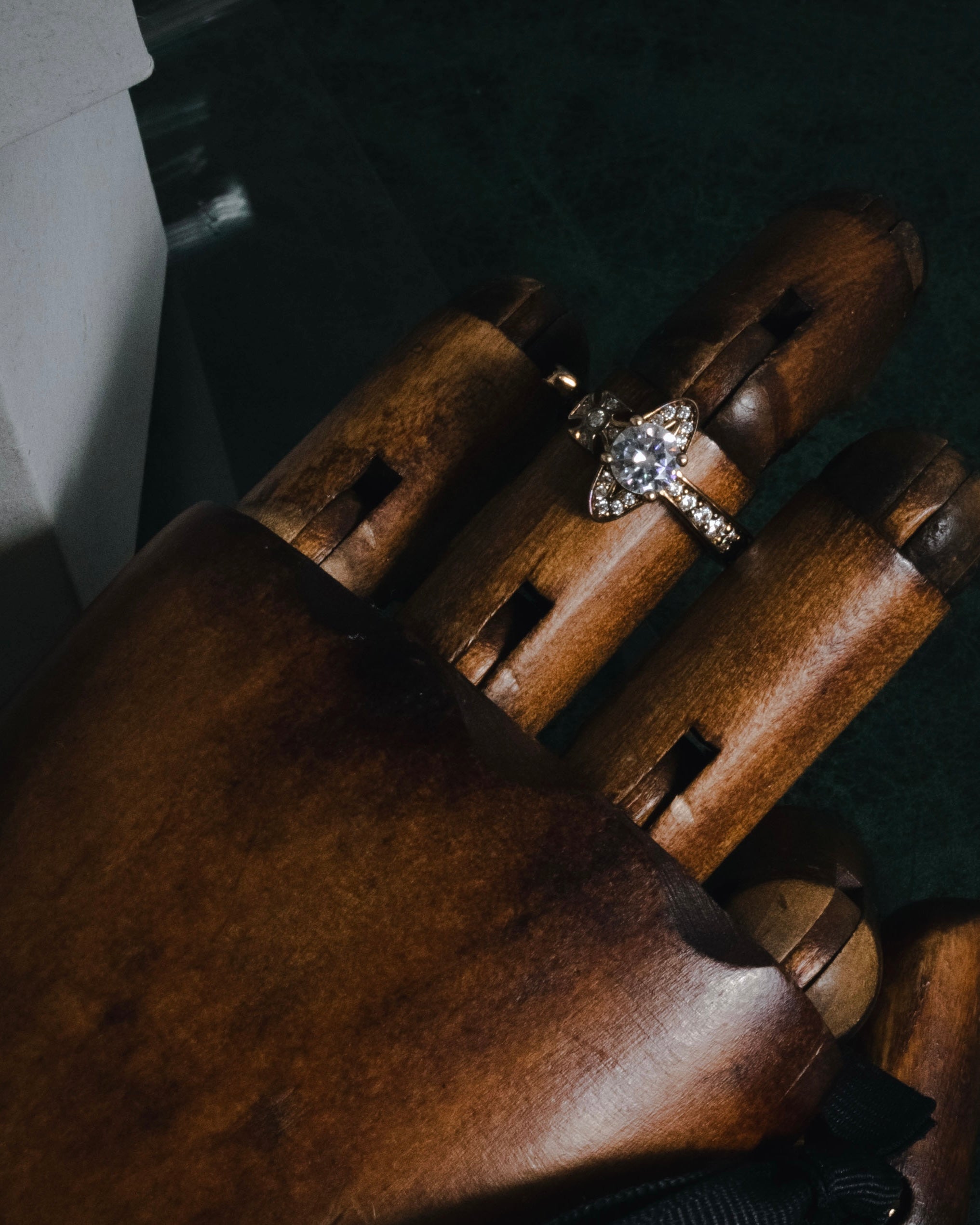 "Vivienne Westwood" Iconic orb motif open band ring