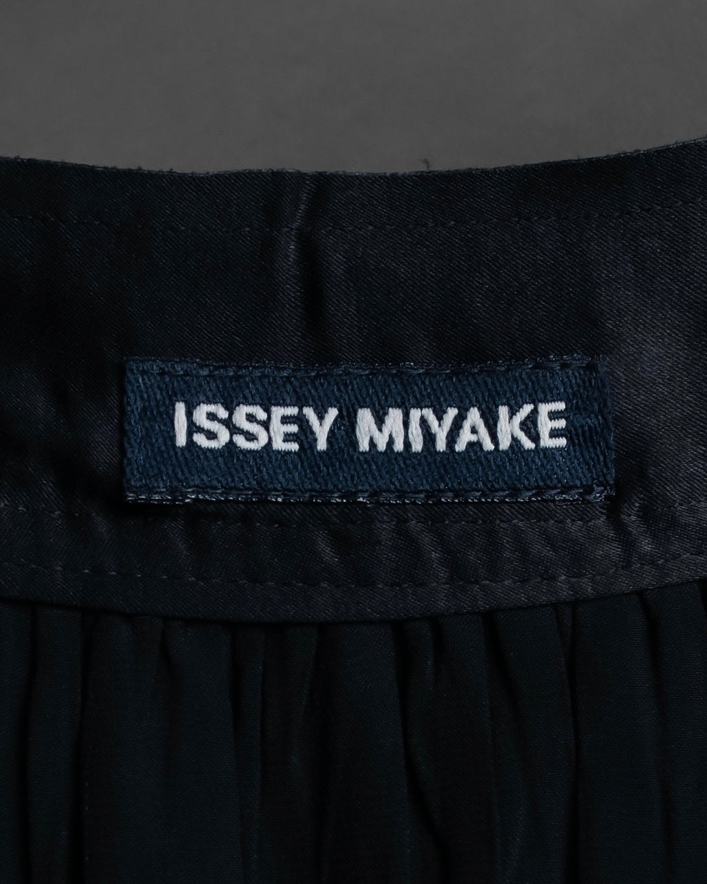 "ISSEY MIYAKE" Ribbon belt design pleats skirt