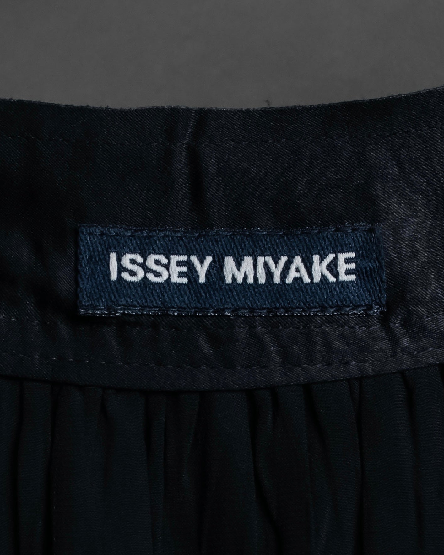 "ISSEY MIYAKE" Ribbon belt design pleats skirt