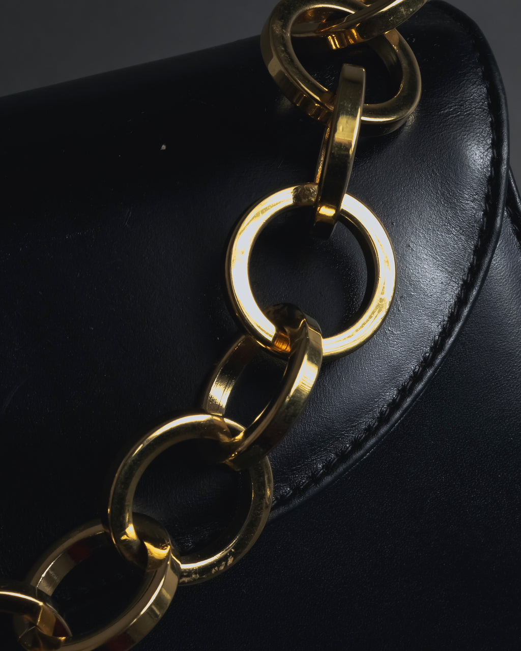 "Salvatore Ferragamo" 90’s Jewelry gold chain design leather bag