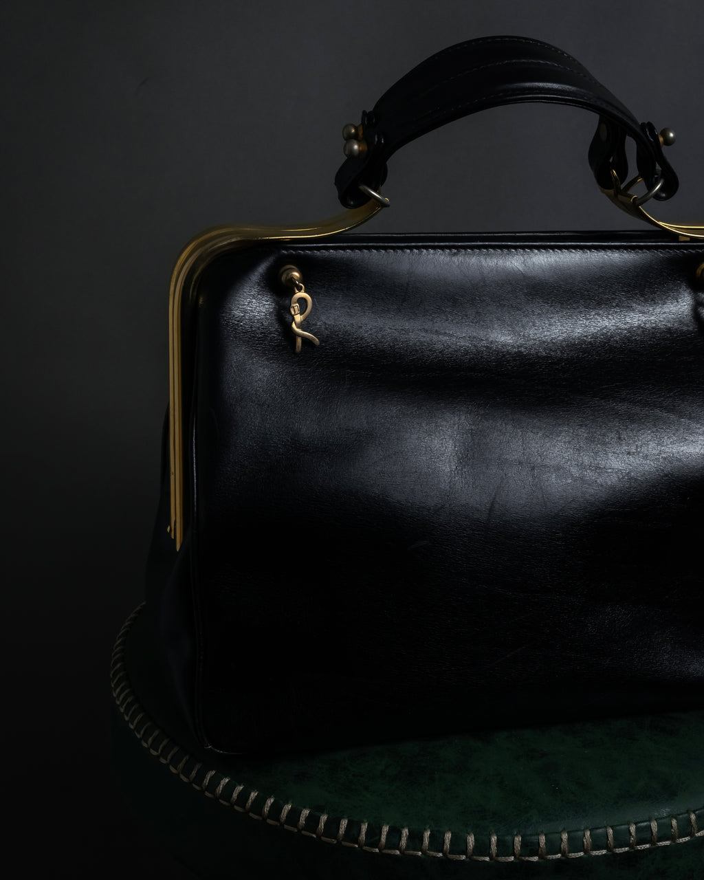 "Roberta Di Camerino" Logo motif charm design modern doctor bag