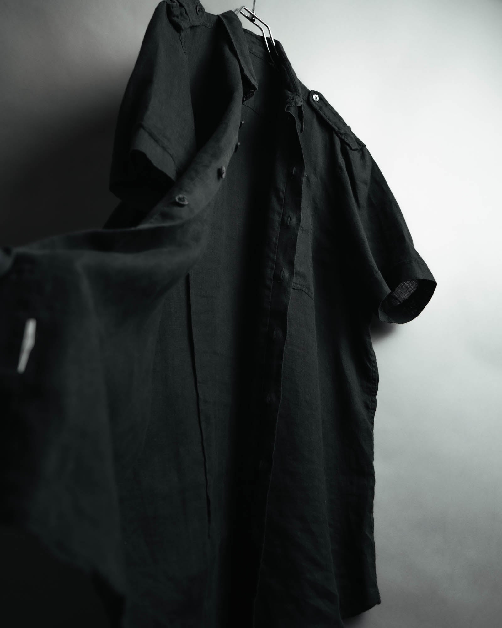 -MOOD MILLÉSIMES- 00’s black linen epaulet half-sleeve shirt by “ARMANI COLLEZIONI”