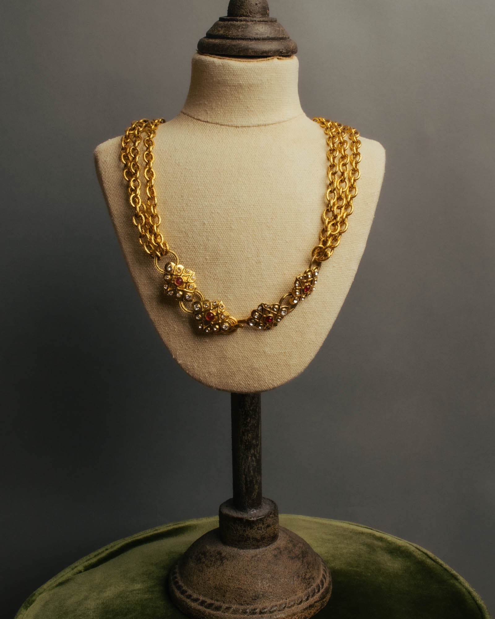 -SPECIAL- “CHANEL” 80’s-90’s ornate gold chain necklace