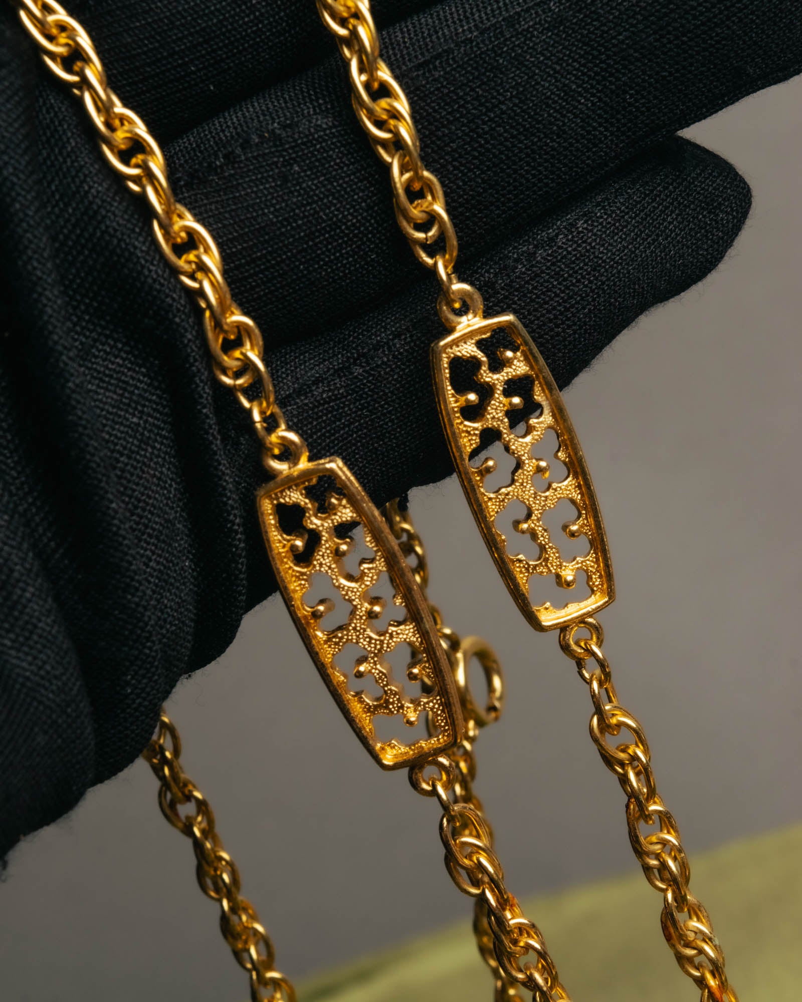 "TRIFARI" 50's-60's Ornate gold tone pendant necklace