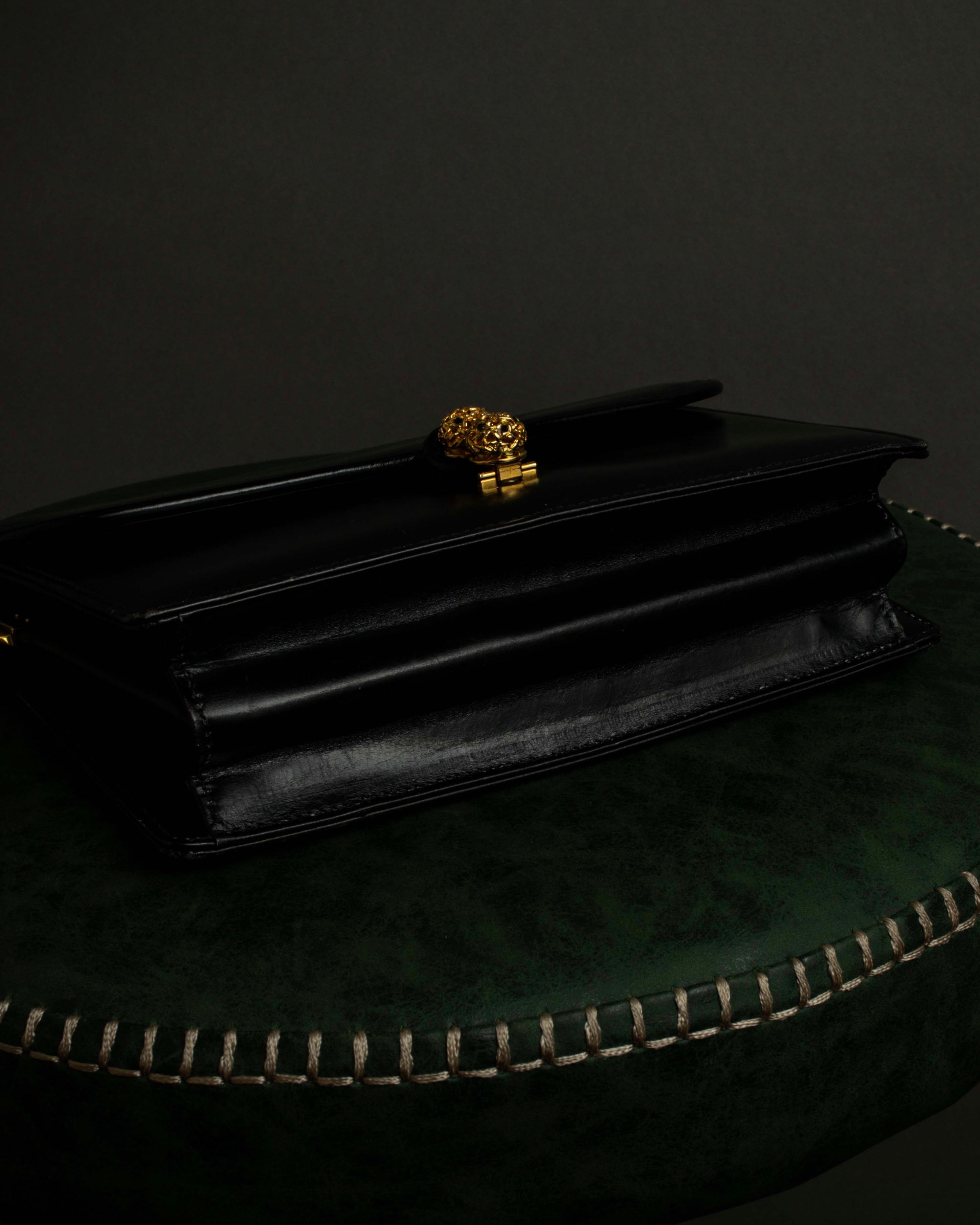 "GUCCI" Filigree vintage design chain shoulder leather bag