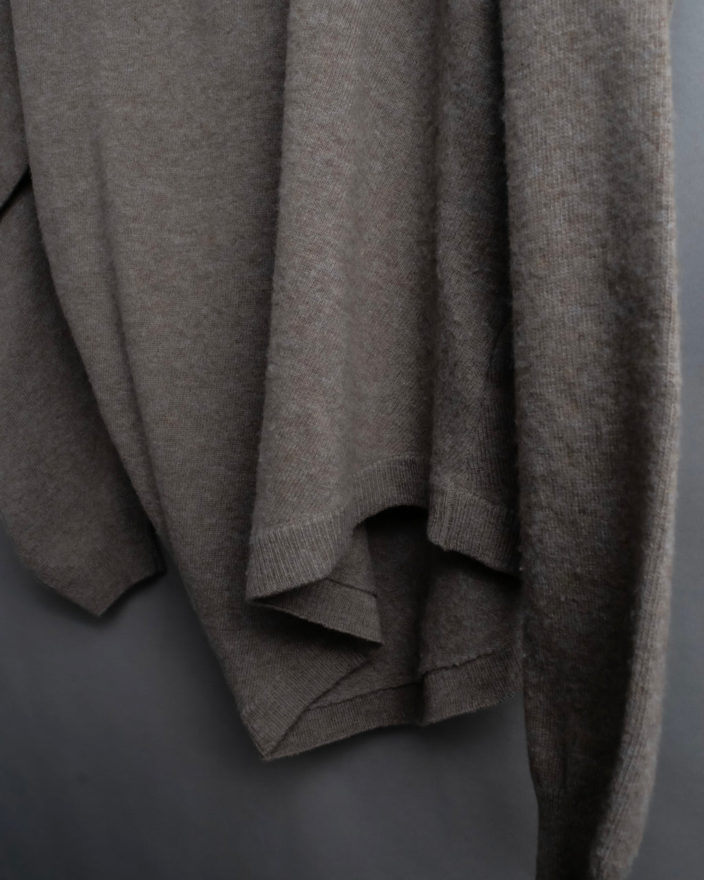 "MAISON MARGIELA 2005's AW " Twisted detail V-neck knit