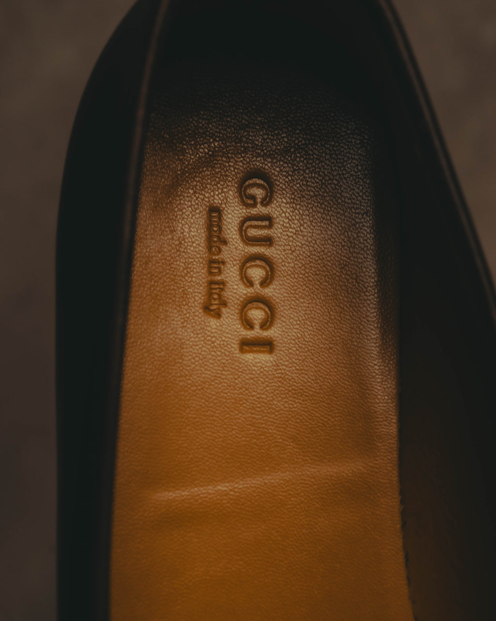 ローファー内部のレザーインソールに施されたGUCCIおよび「made in italy」の刻印を捉えたディテールカット。