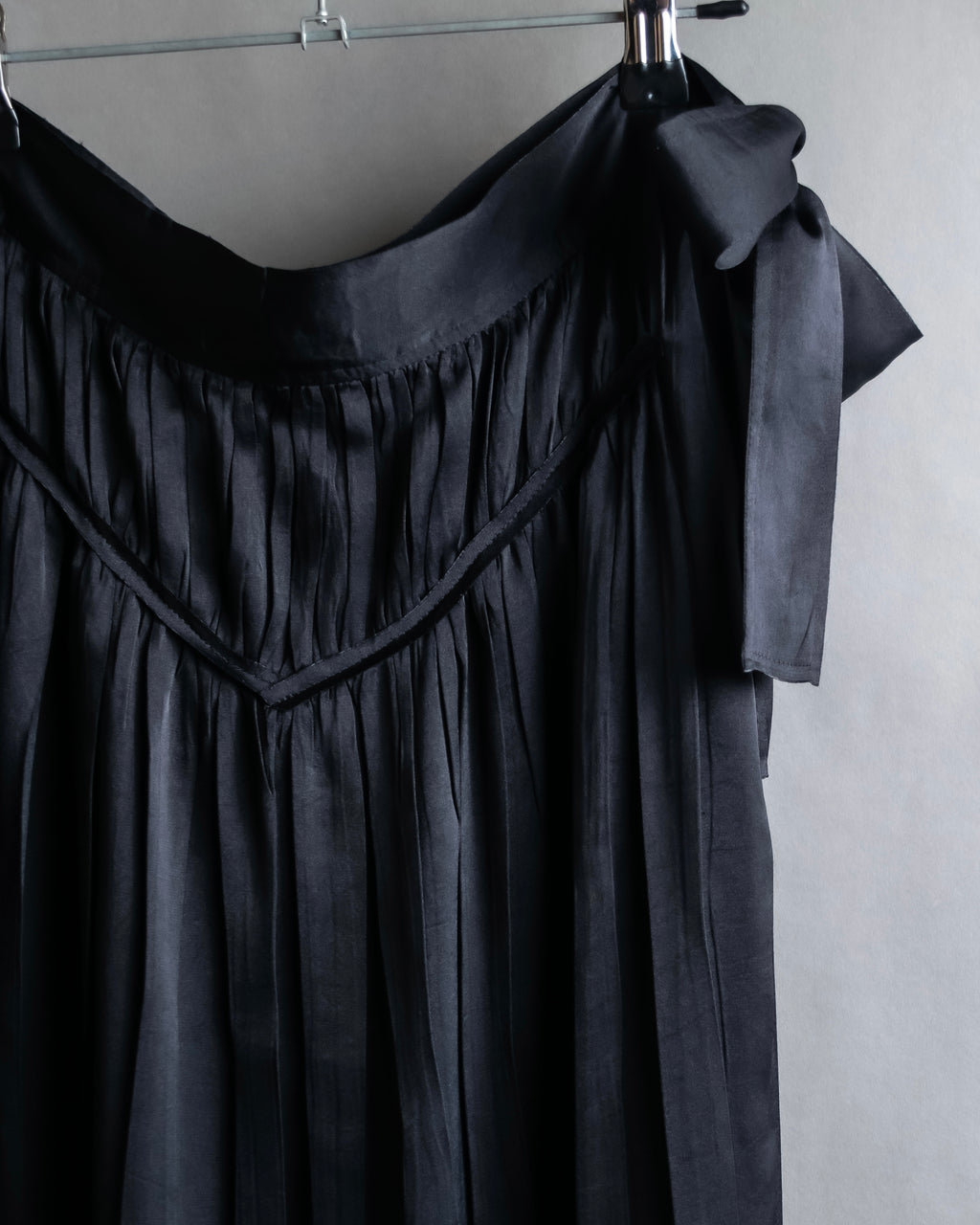 "ISSEY MIYAKE" Ribbon belt design pleats skirt