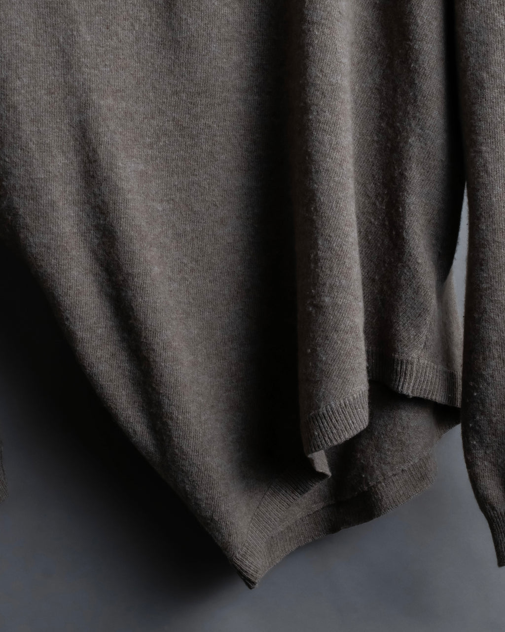 "MAISON MARGIELA 2005's AW " Twisted detail V-neck knit