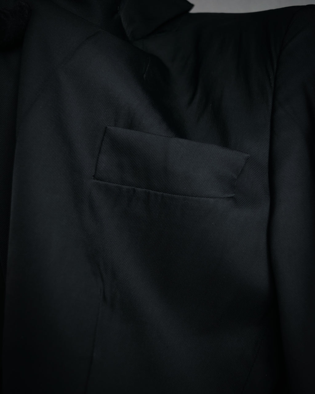 “GUCCI” Early 2000s satin peak lapel tailored jacket