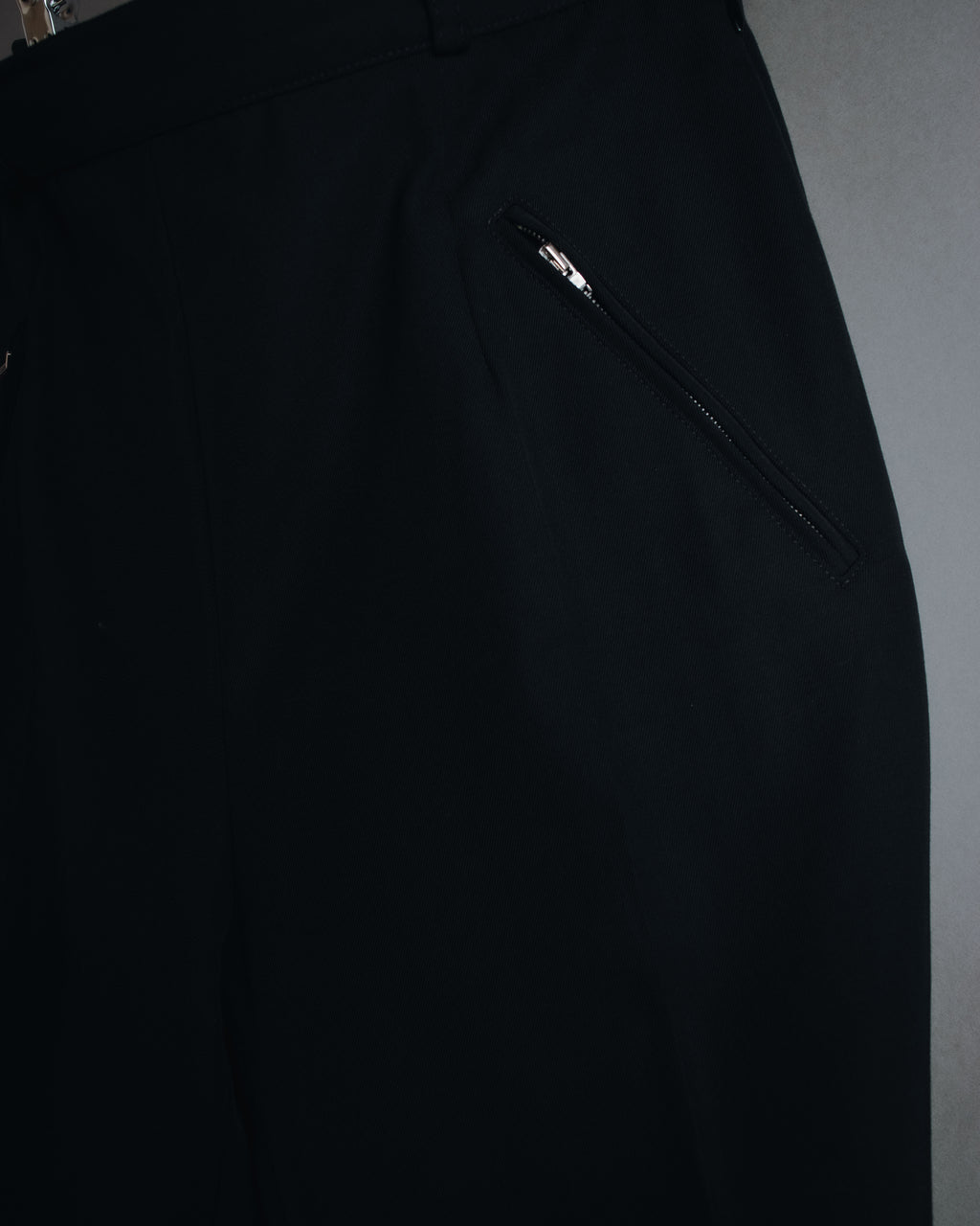 Pantalones de vestir ajustados con bolsillo de cremallera metálica de Maison Margiela 20AW