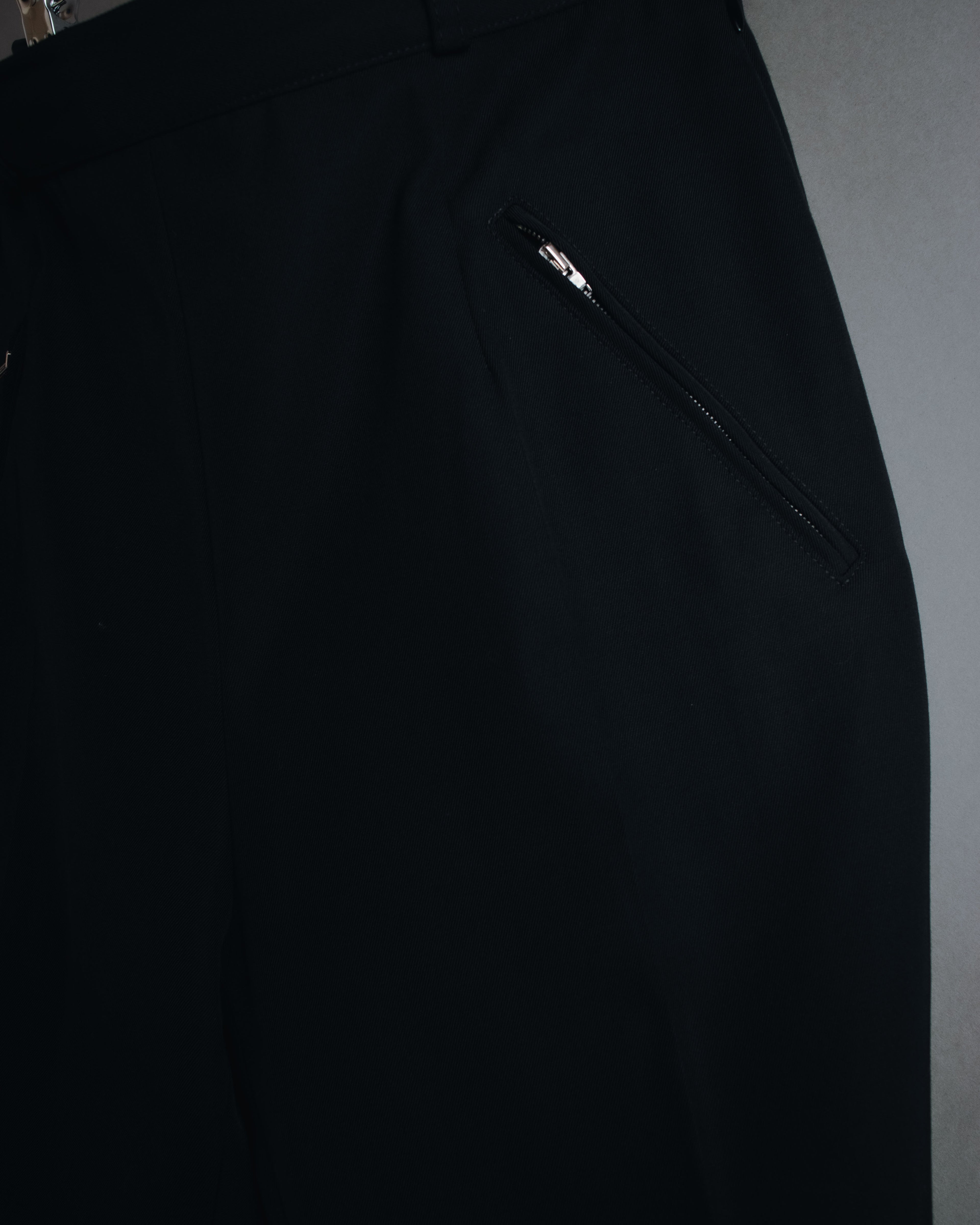 Pantalones de vestir ajustados con bolsillo de cremallera metálica de Maison Margiela 20AW