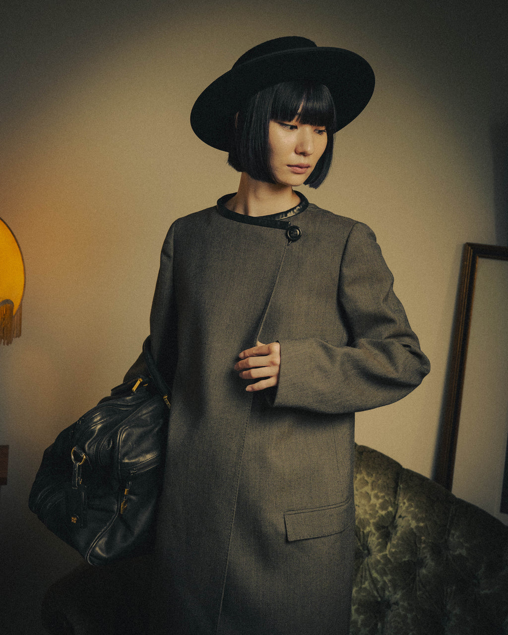 平坦で幅広いブリムと、ほぼフラットに整えた円筒形クラウンのバランスが分かる着用カット。ワイドブリムが顔まわりに陰影を生むシルエットを確認できます。