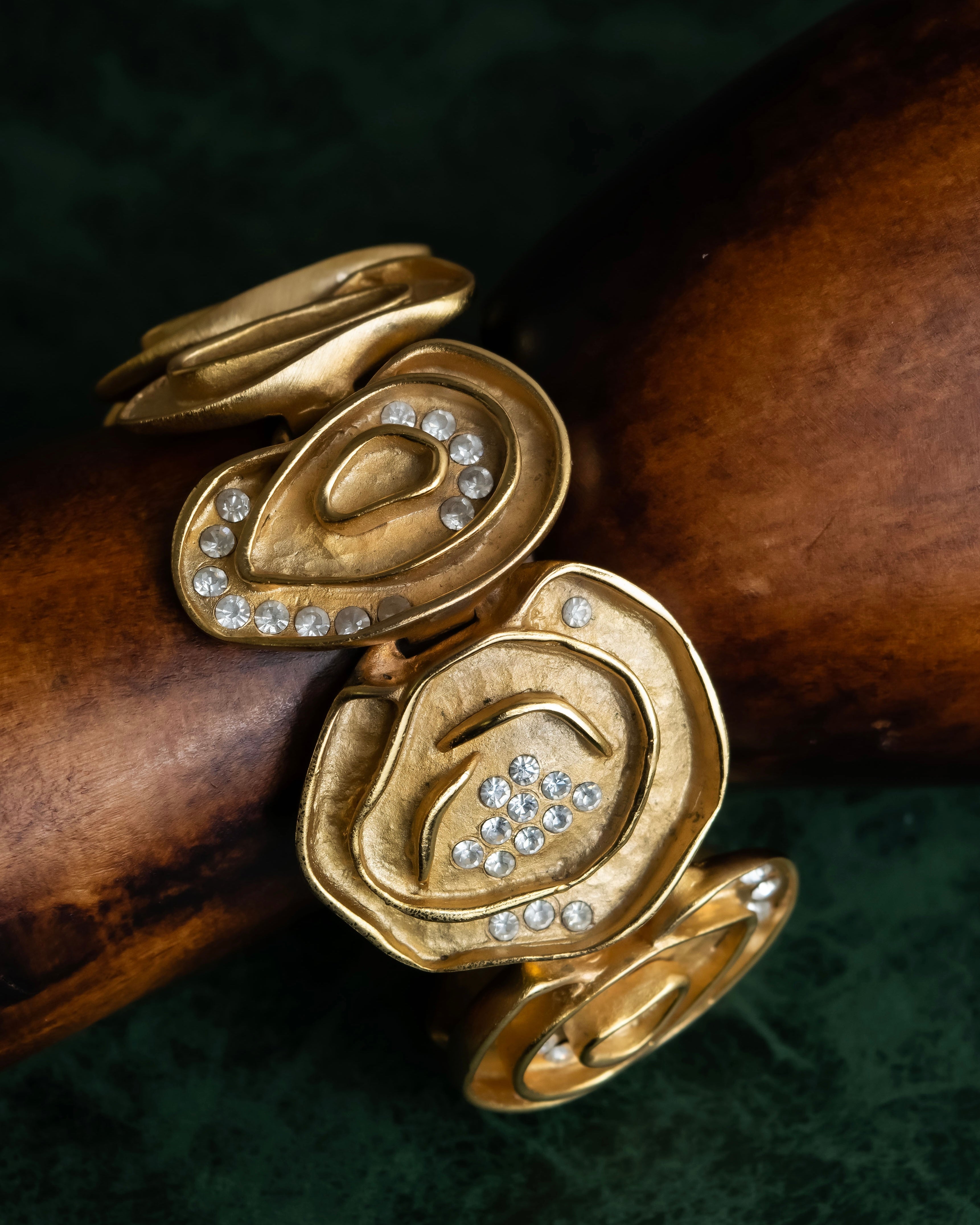 "BALENCIAGA" Wavy uneven motif design gold bracelet