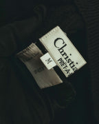白地にChristian Dior PRET-A-PORTERと記された織りネームと、独立したMサイズ表記を捉えた内タグのカット。ブラックのニット地に取り付けられた副資材構成が確認できます。