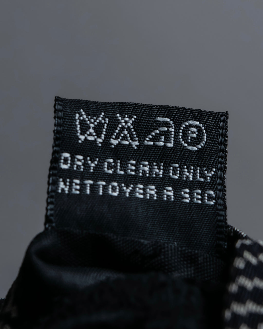 "GIORGIO ARMANI" Finely swaying wave pattern necktie