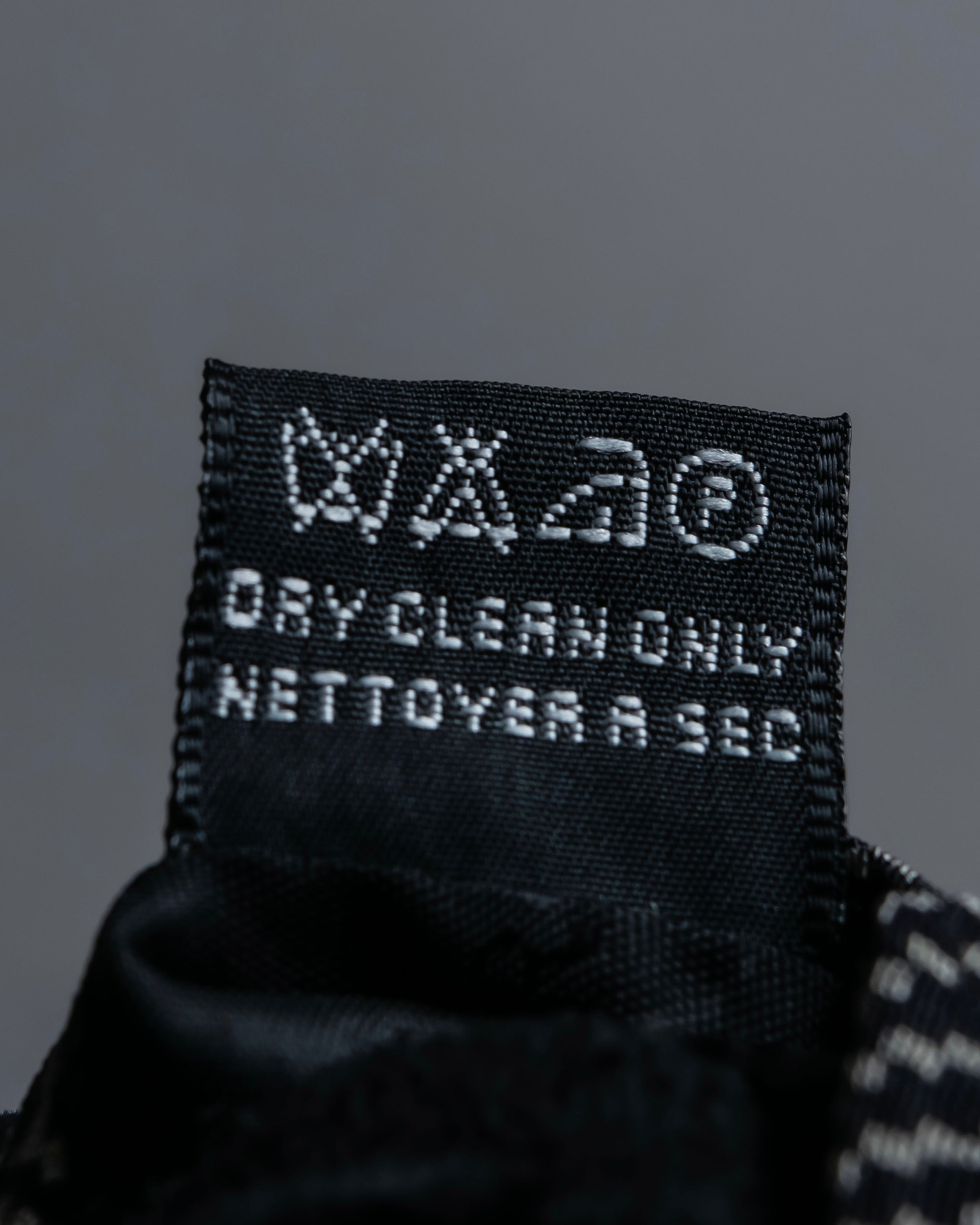 "GIORGIO ARMANI" Finely swaying wave pattern necktie