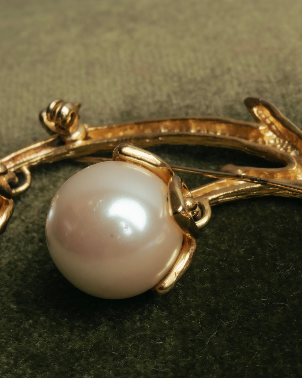 “KENZO” 80’s-90’s Sculptural branch pearl brooch