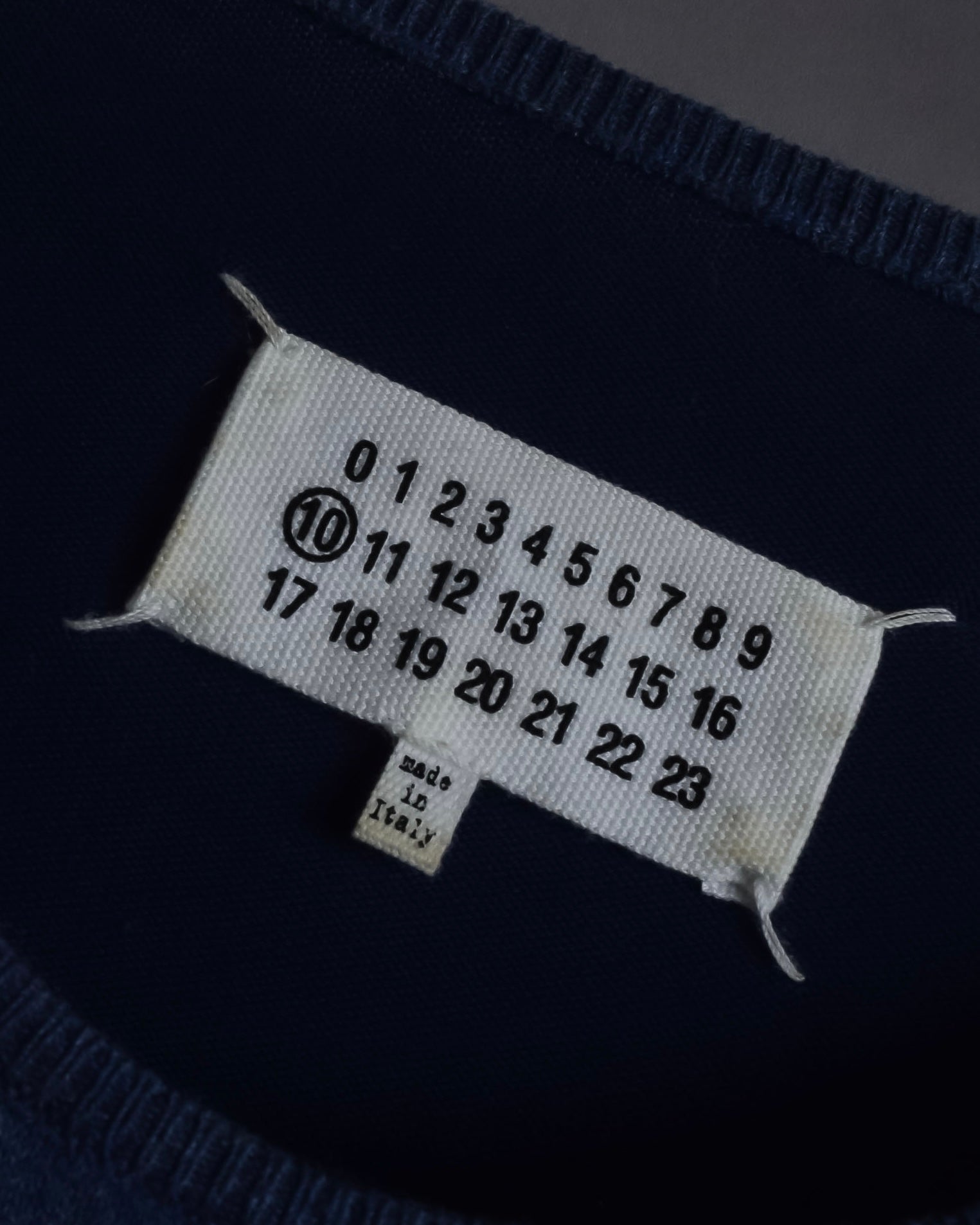 "MAISON MARGIELA" 17SS Asymmetric button line knit