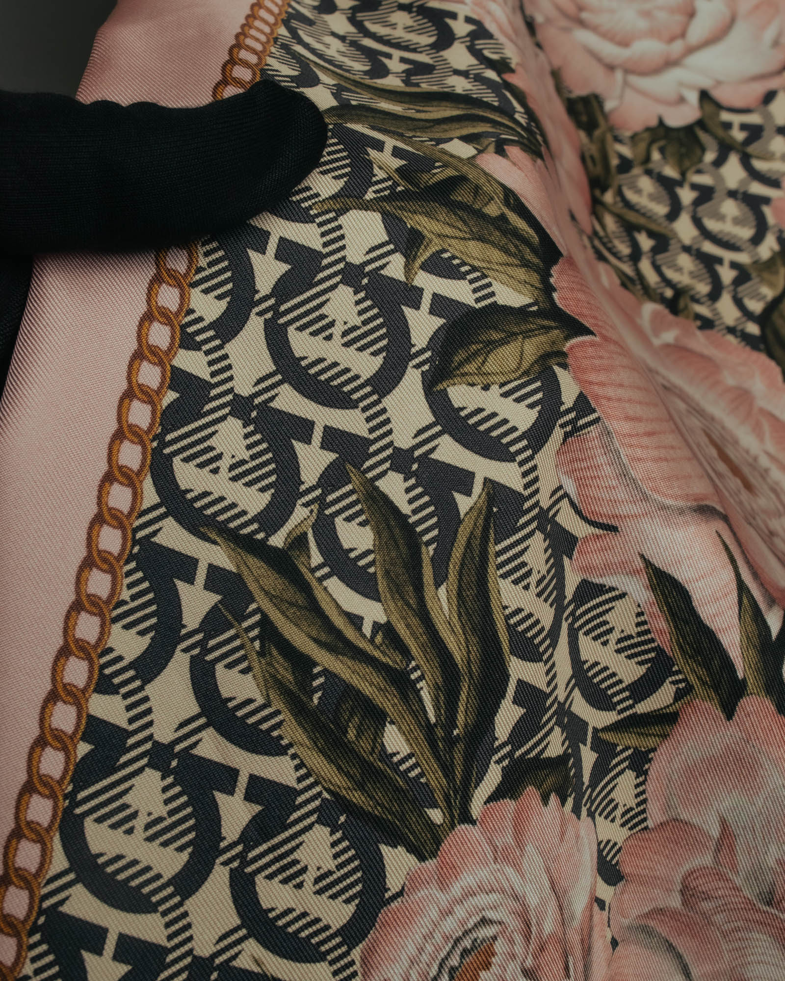 "Salvatore Ferragamo" 90's-00's Elegant floral silk scarf