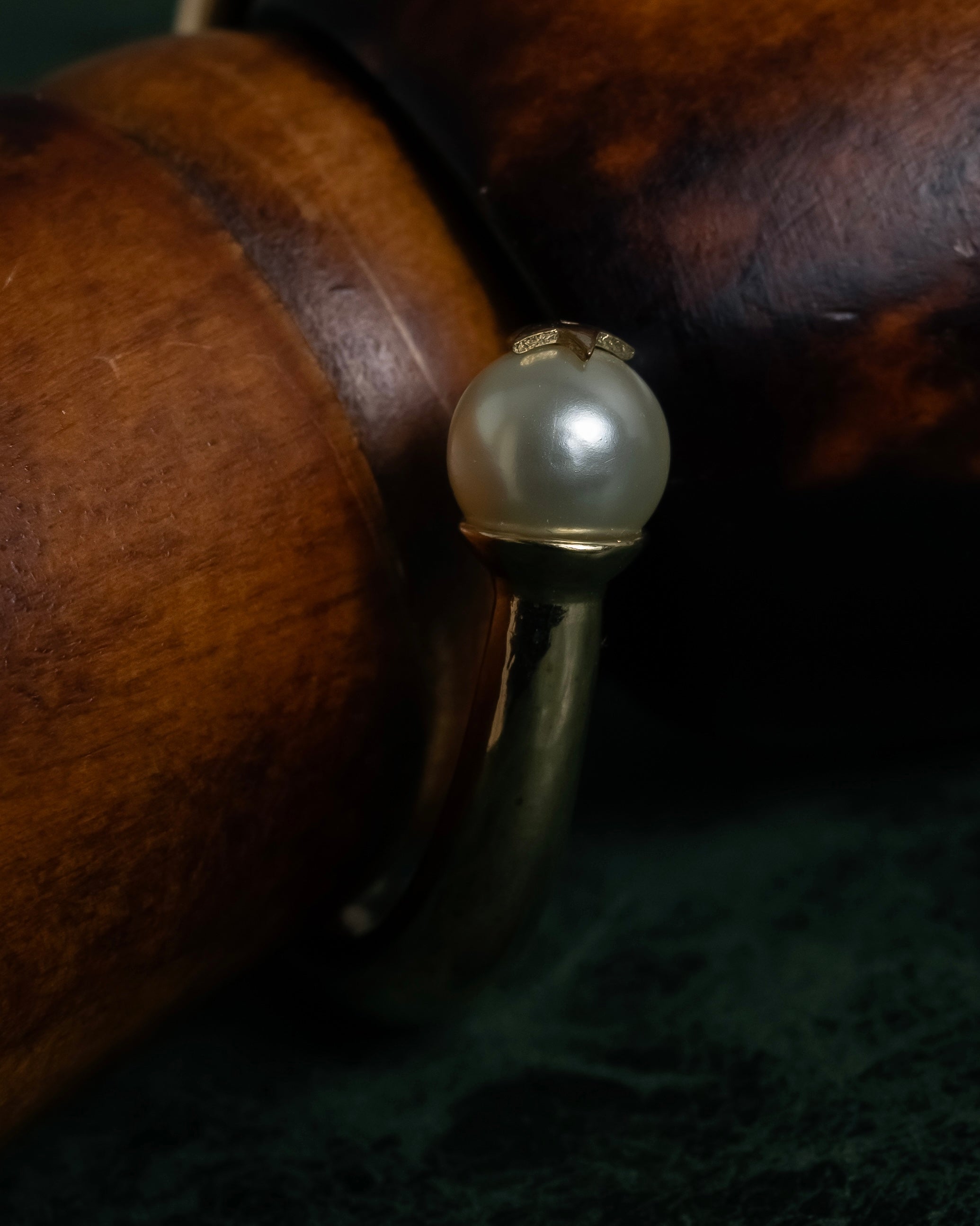 -MOOD Christmas Collection-
"Dior" Maria Grazia Chiuri design pearl motif carving gold bangle