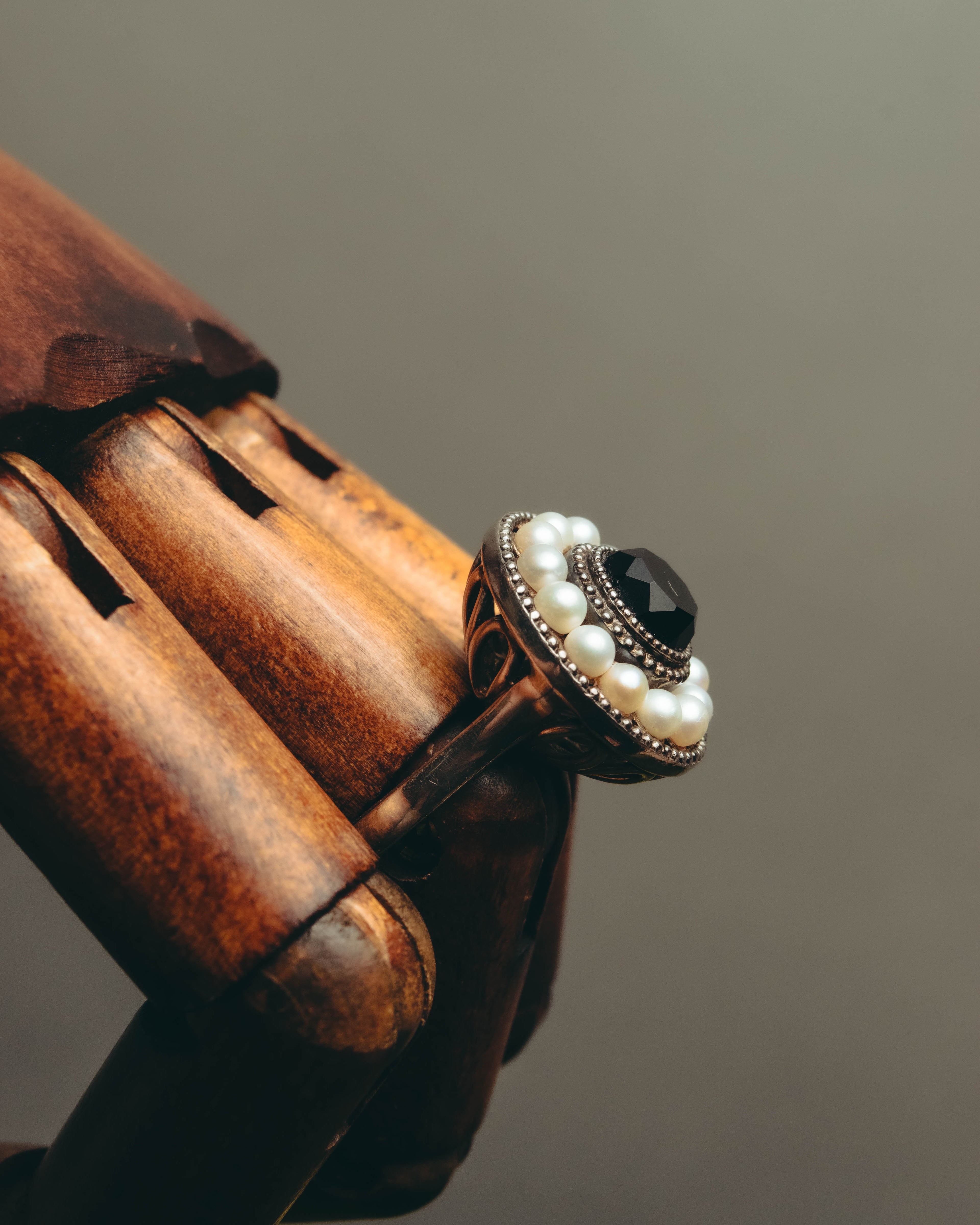-SPECIAL- “Tiffany & Co.” 2000’s Pearl and black stone Ziegfeld cocktail ring