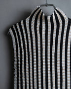 “ISSEY MIYAKE” pleats designed no sleeves high neck top