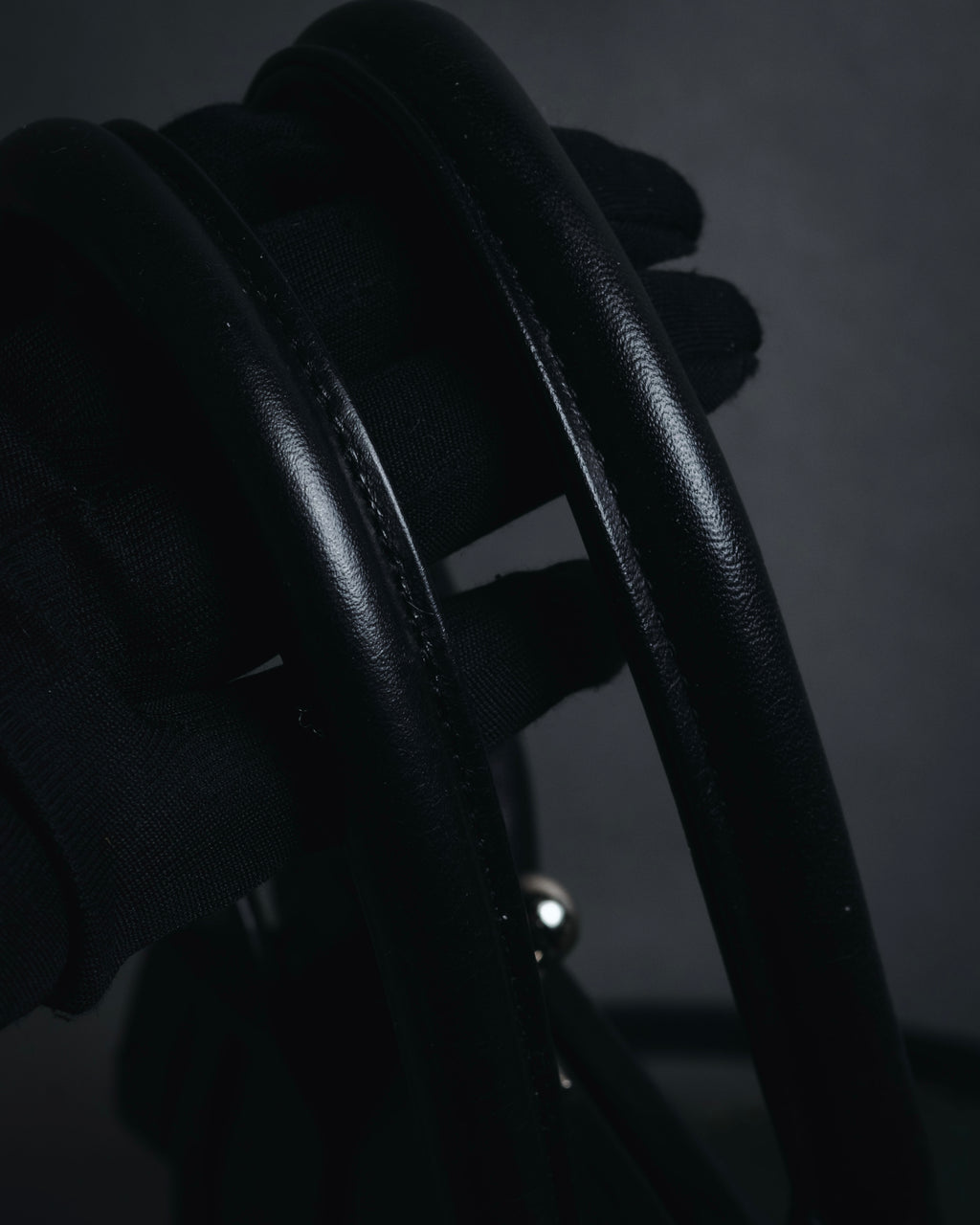 "Y’s" 22AW sculptural kiss-lock leather bag