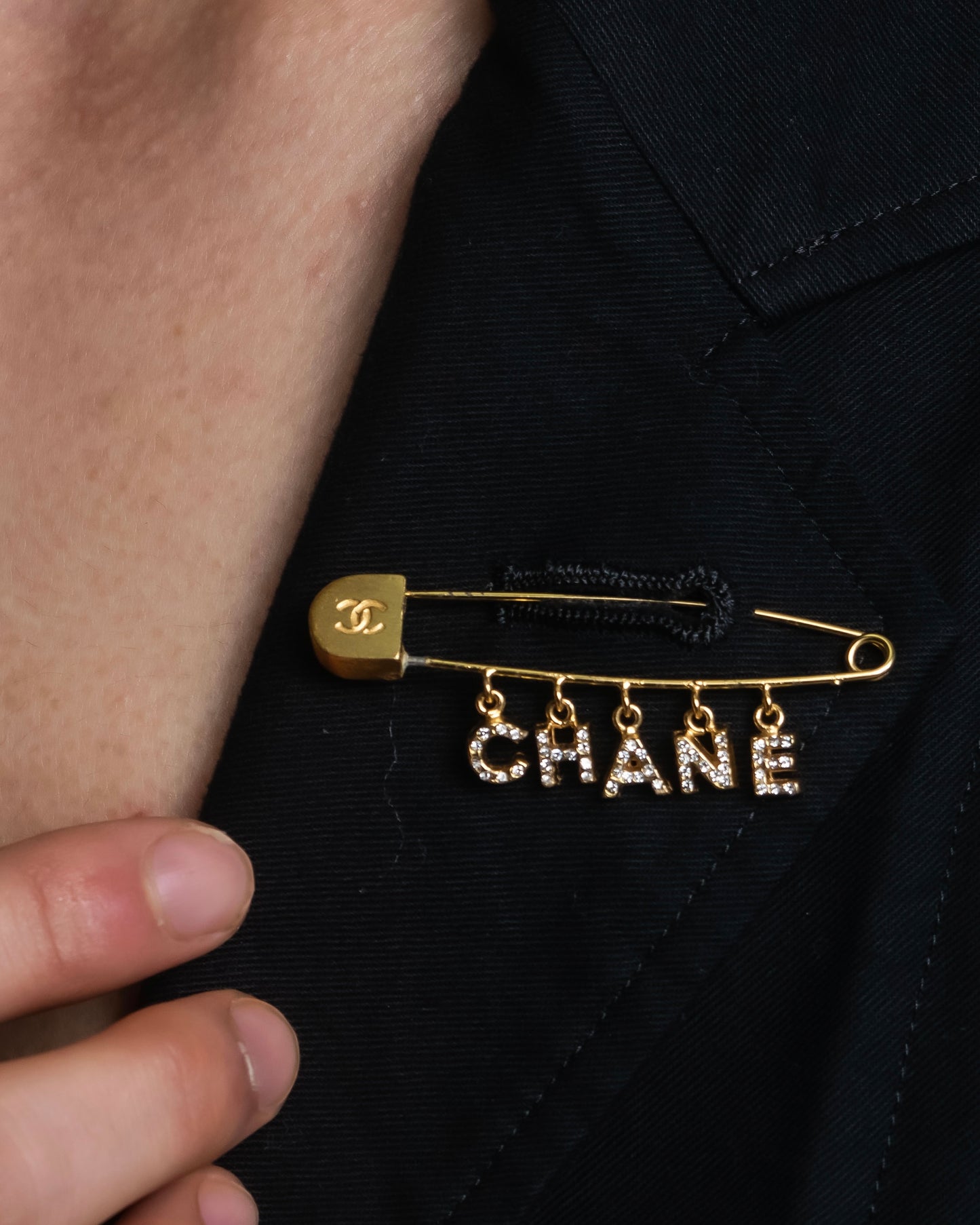 "CHANEL" Logo motif gold safety pin brooch