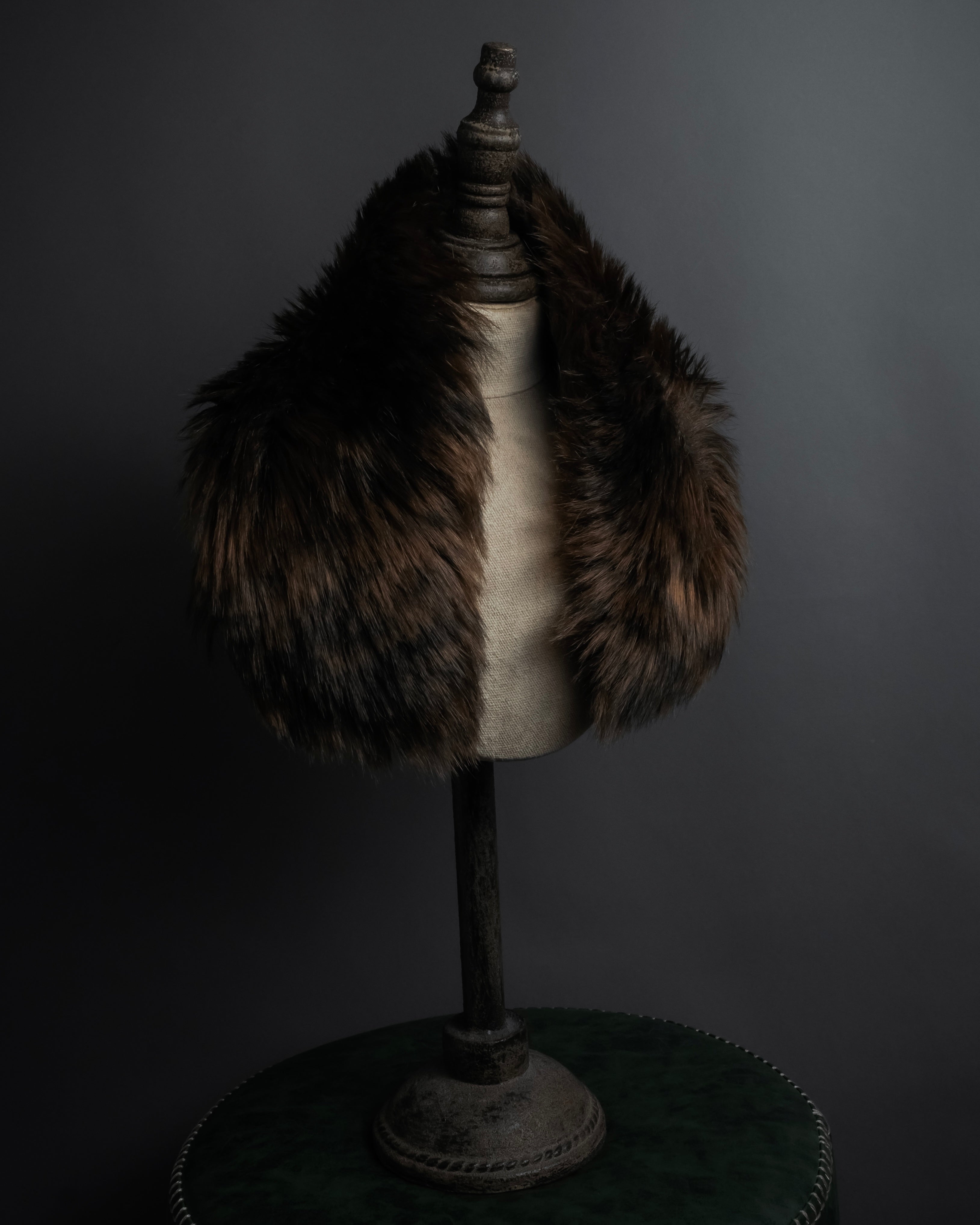 "PLEATS PLEASE ISSEY MIYAKE"
Long-haired fur neck dress