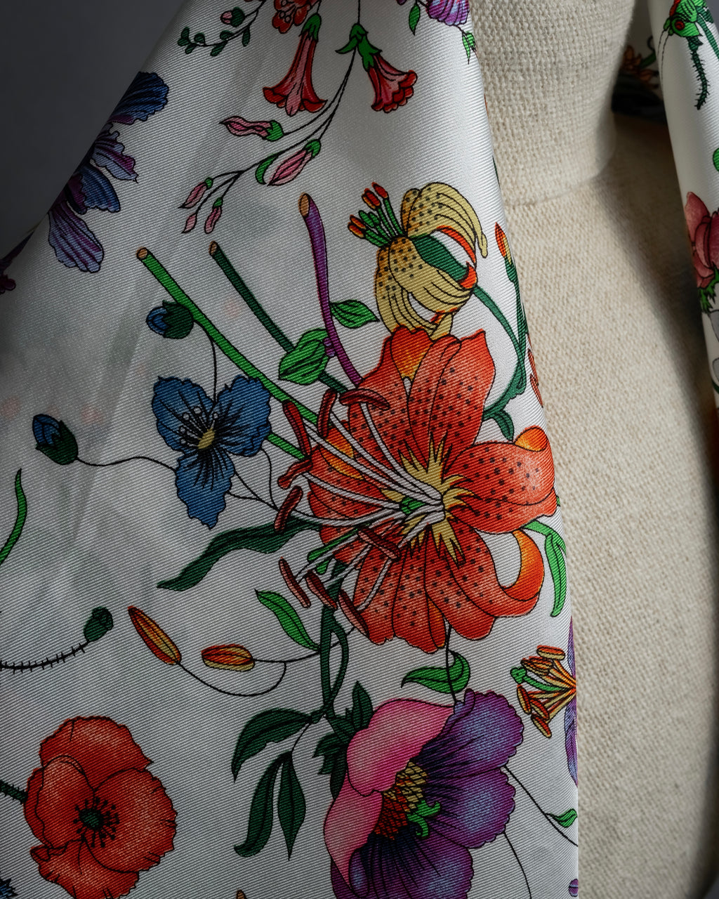 "GUCCI" 80's Flora motif vintage silk scarf