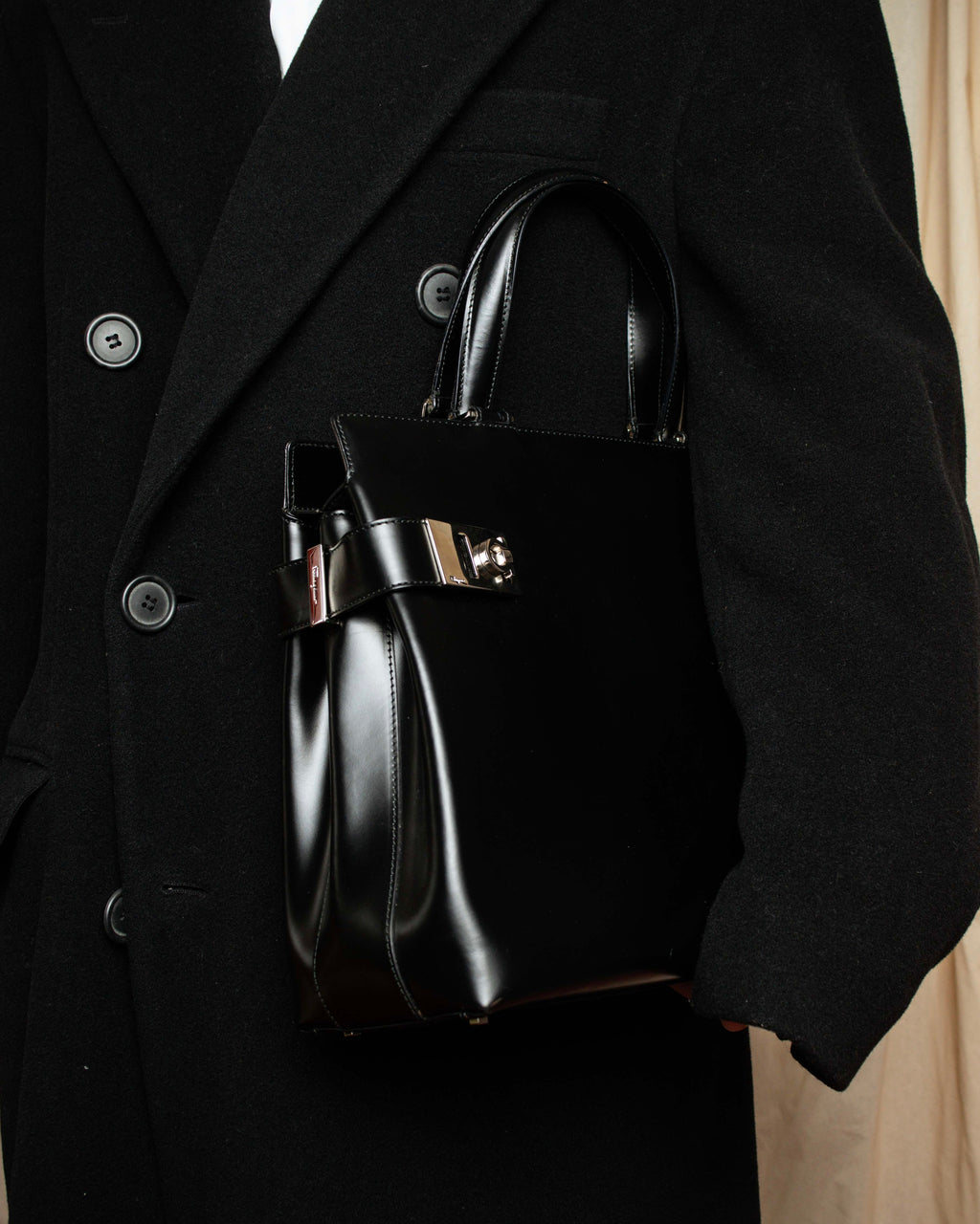 "Salvatore Ferragamo" Gancini motif both sides design leather hand bag