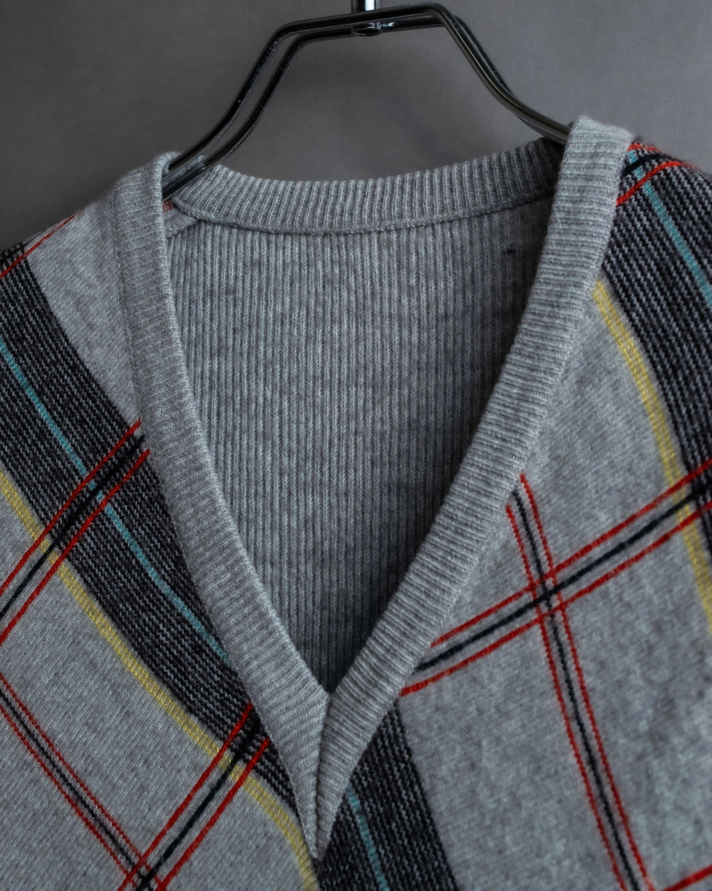 Diagonal deformed check rib knit.