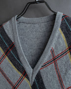 Diagonal deformed check rib knit.
