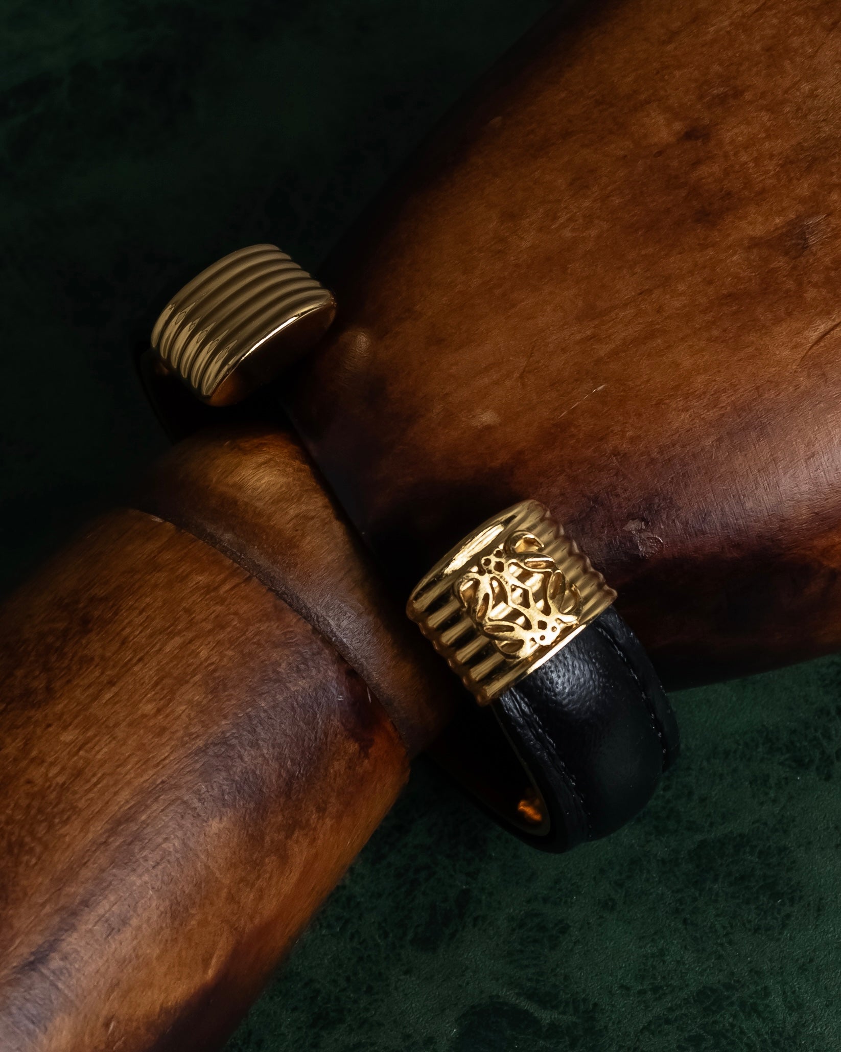 "LOEWE" Anagram logo engraved leather bangle