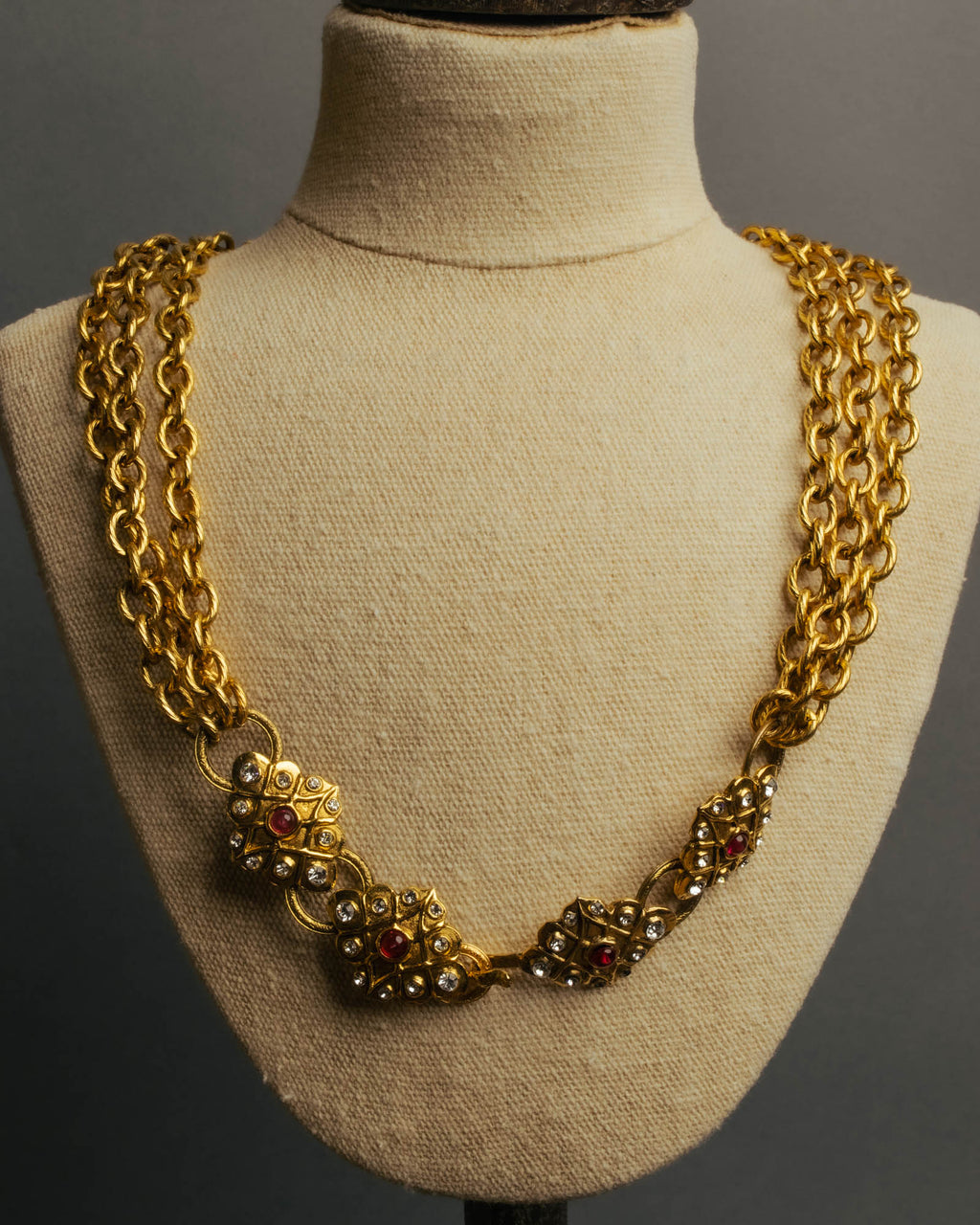 -SPECIAL- “CHANEL” 80’s-90’s ornate gold chain necklace
