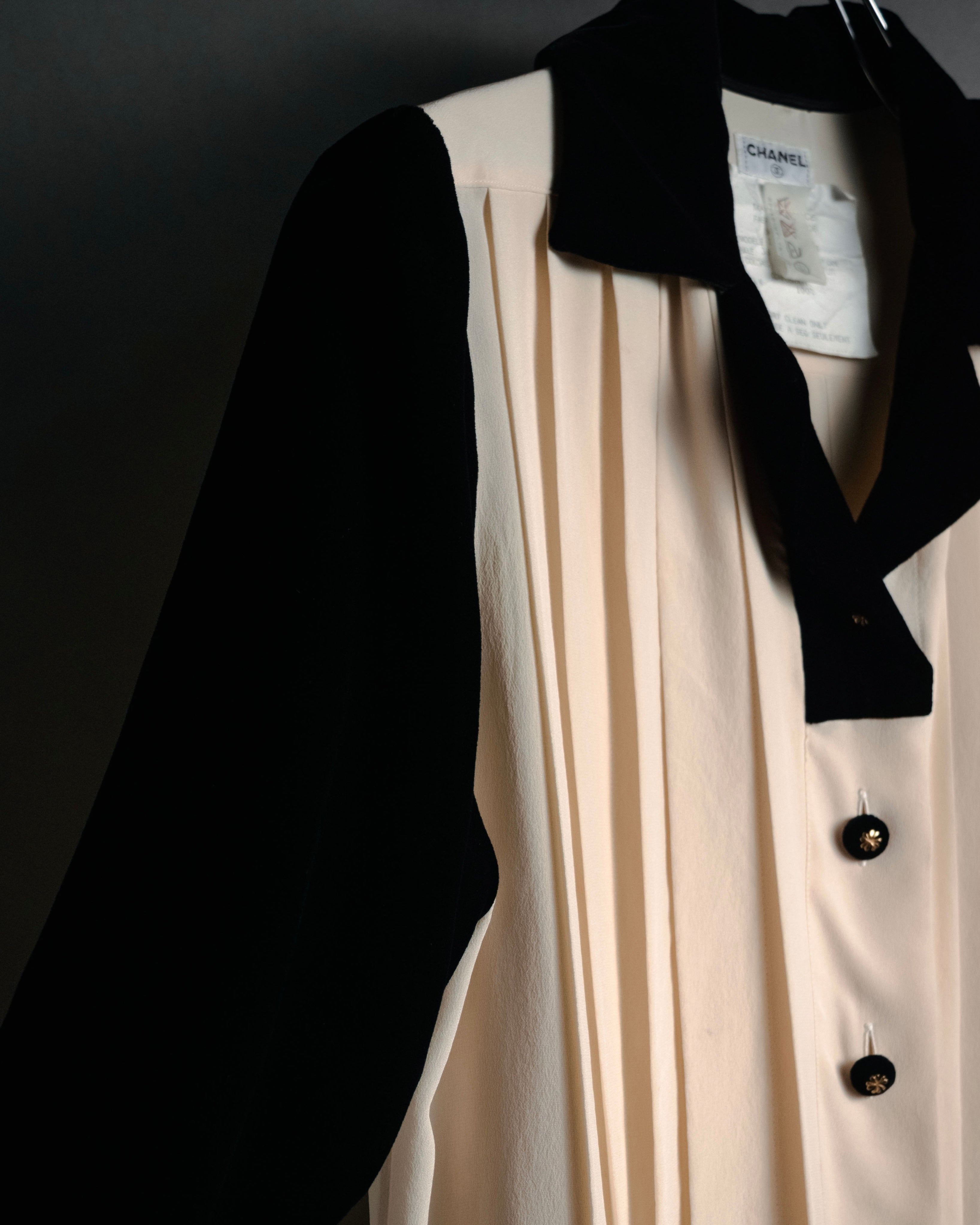 –SPECIAL– “CHANEL” 80’s-90’s pleated silk velvet trim blouse