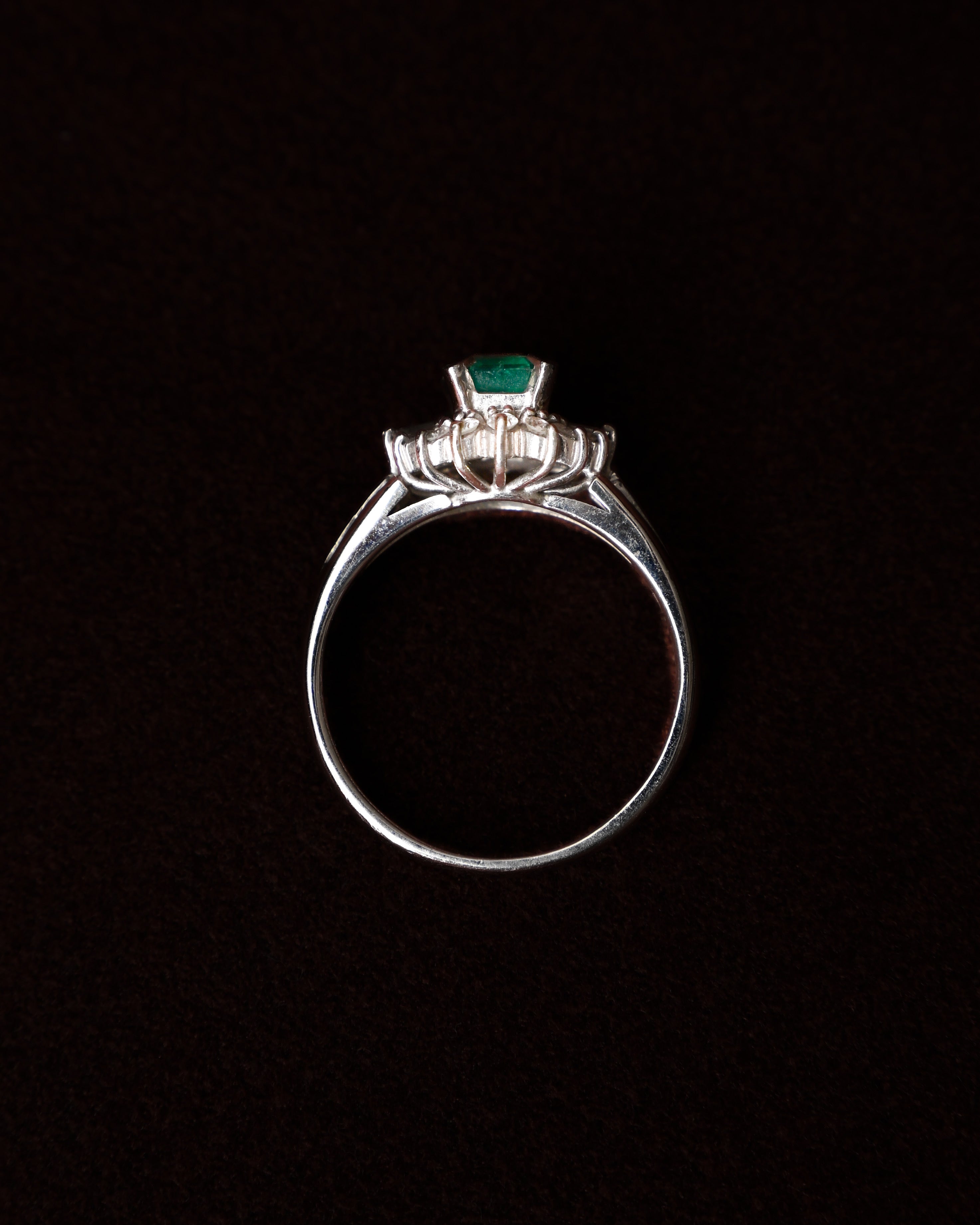 Pre-Loved/ Emerald(0.56ct) & Diamond(0.22ct) Designed Platinum Ring