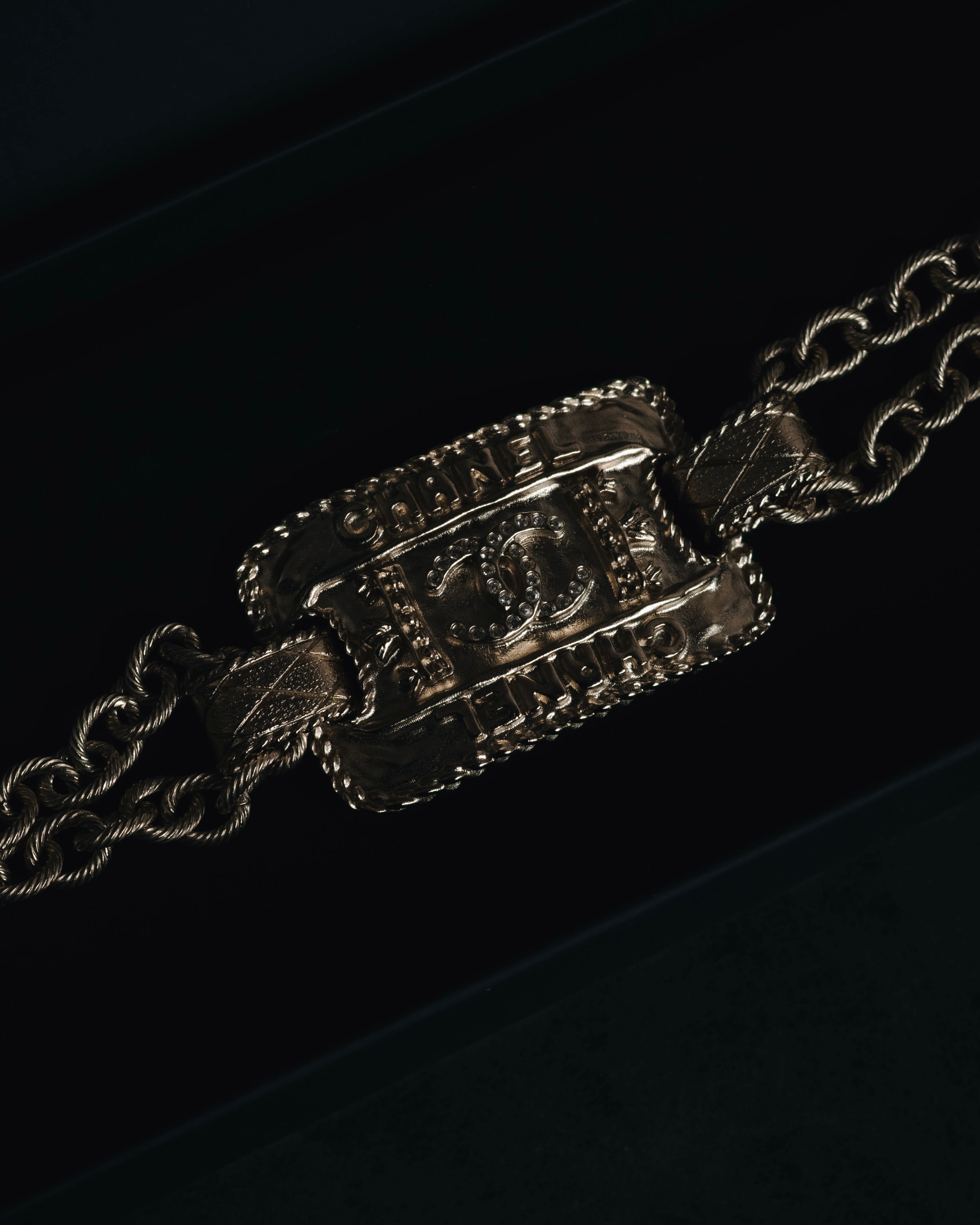 –SPECIAL– "CHANEL"
21's Vintage-inspired ornate plaque rope chain bracelet