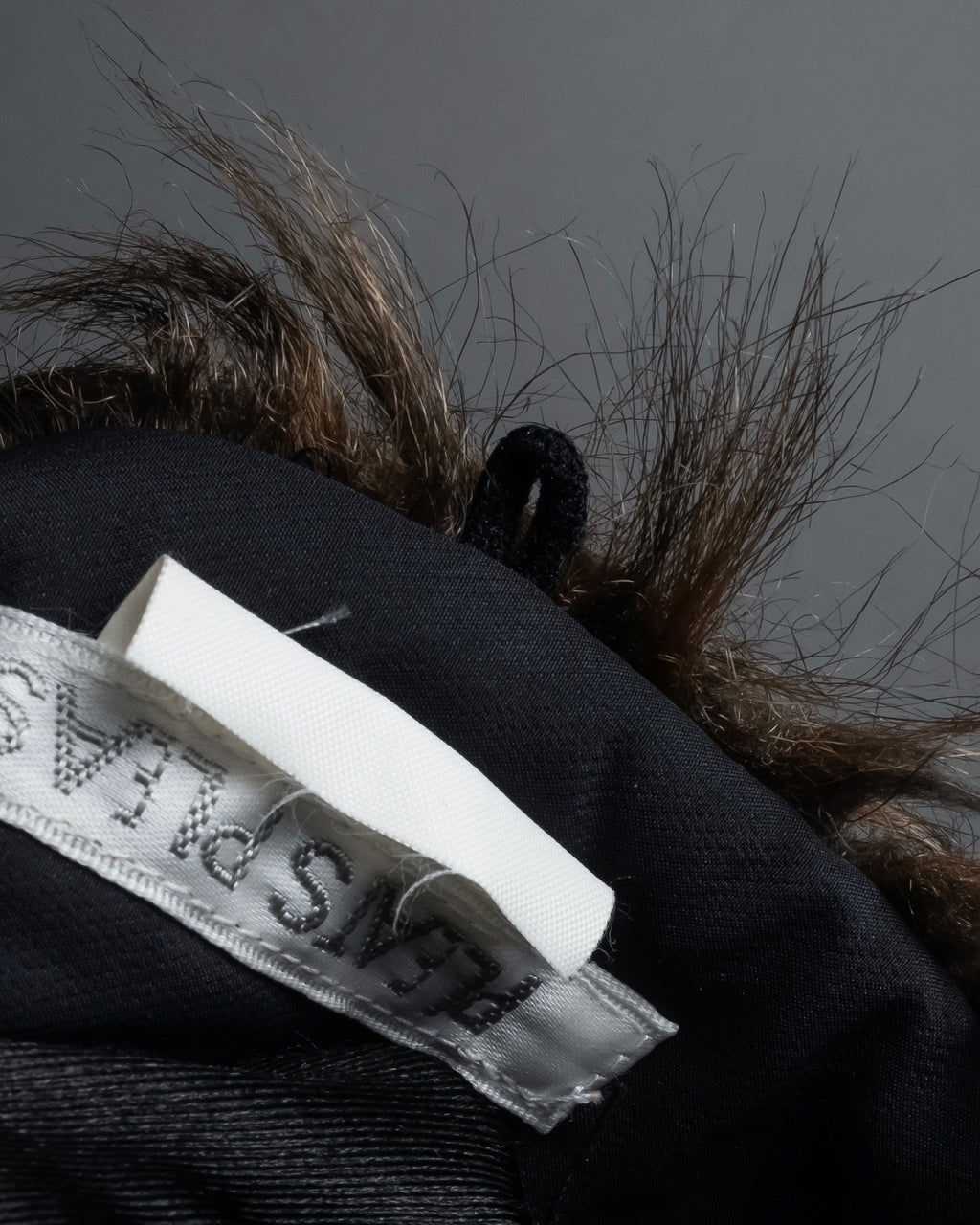 "PLEATS PLEASE ISSEY MIYAKE"
Long-haired fur neck dress