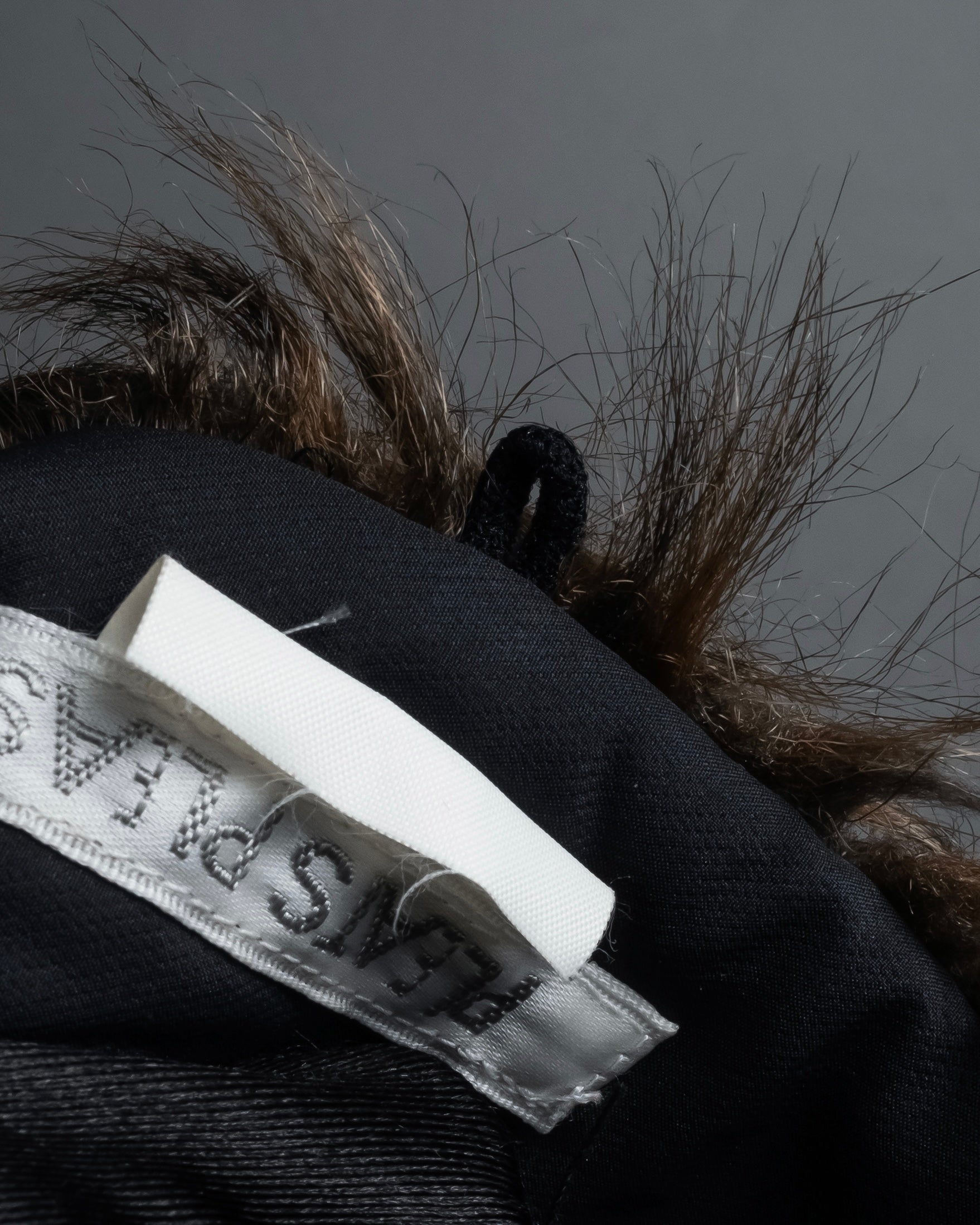 "PLEATS PLEASE ISSEY MIYAKE"
Long-haired fur neck dress