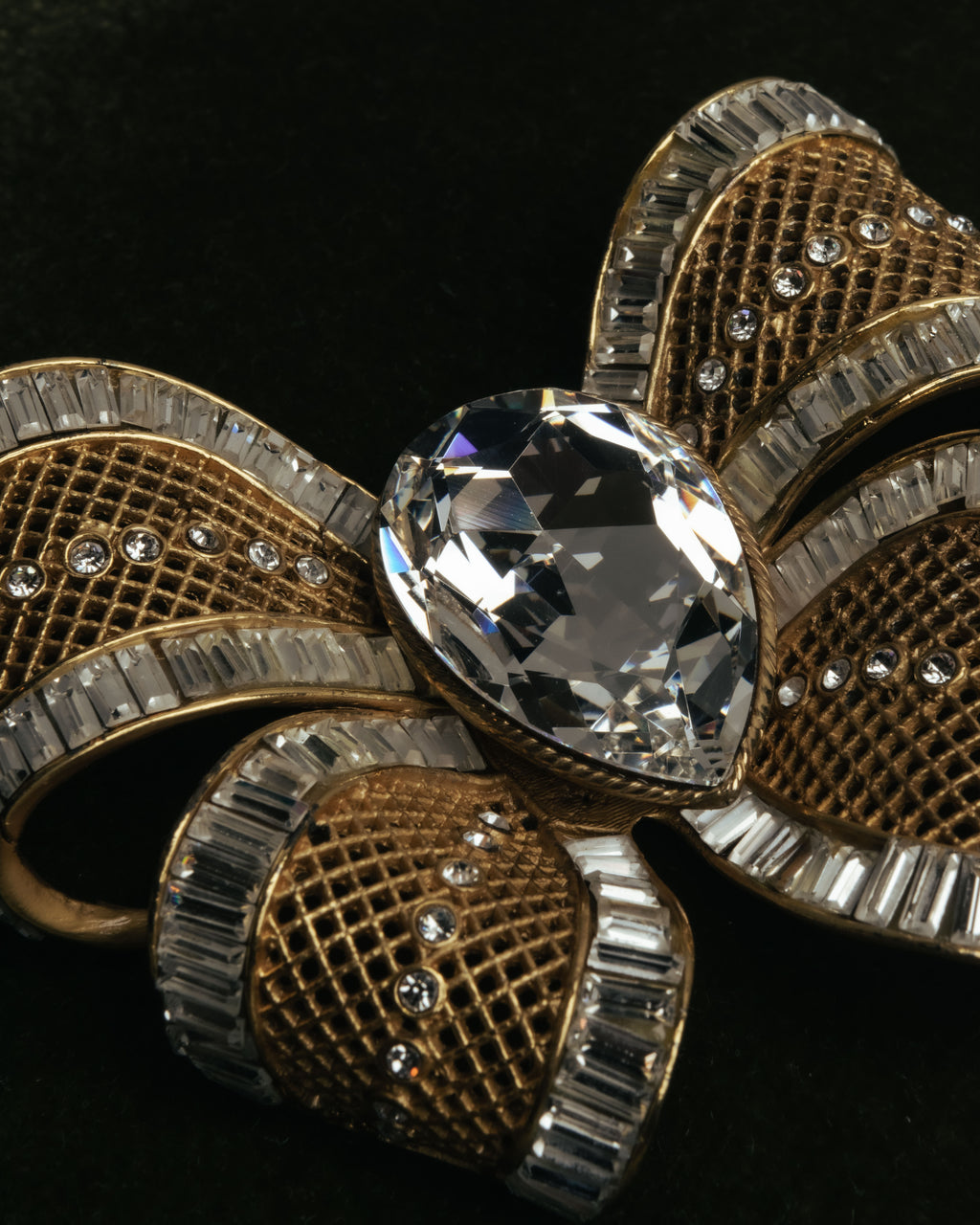 “HANAE MORI” 80’s-90’s Sculptural crystal bow brooch