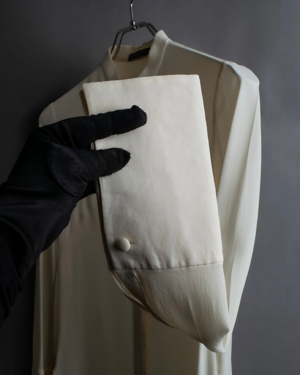 Camisa de seda con bordado en forma de logotipo "Alexandar McQueen" sin cuello