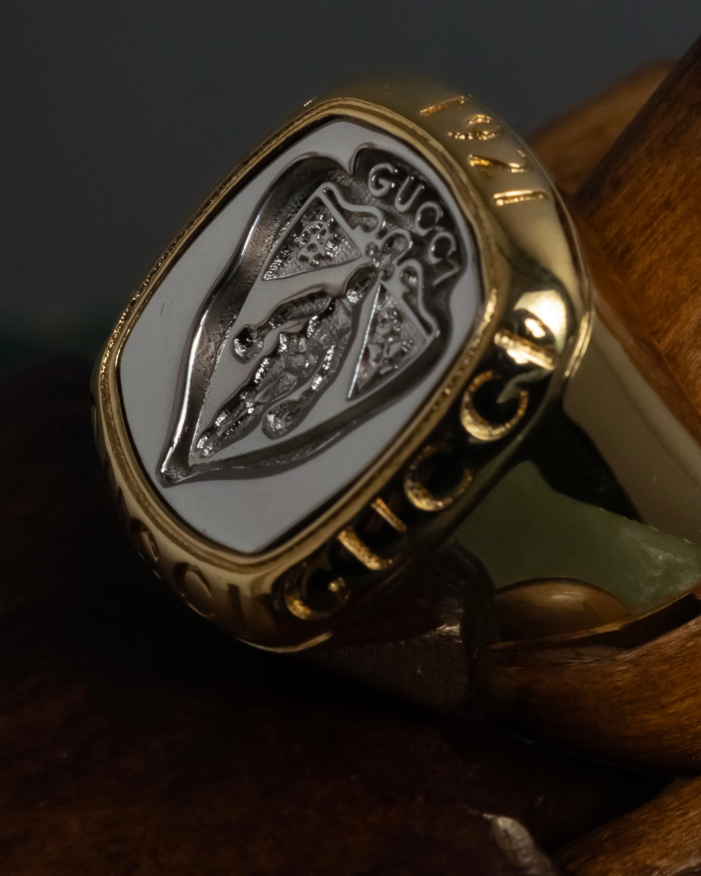 "GUCCI" Coat of arms engraved design ring