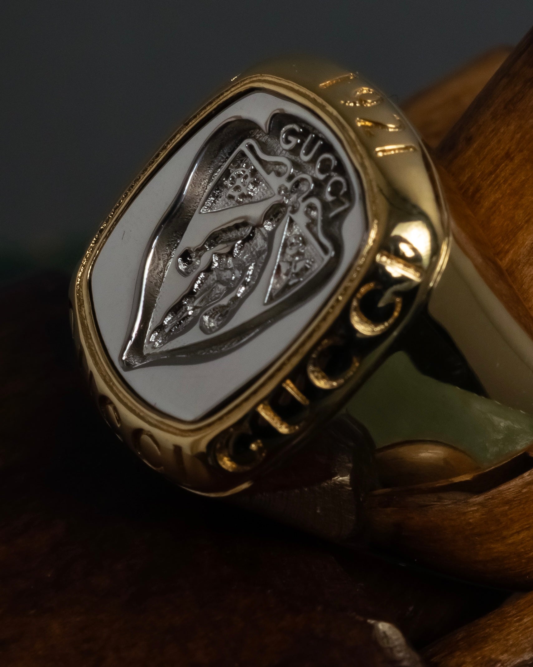 "GUCCI" Coat of arms engraved design ring