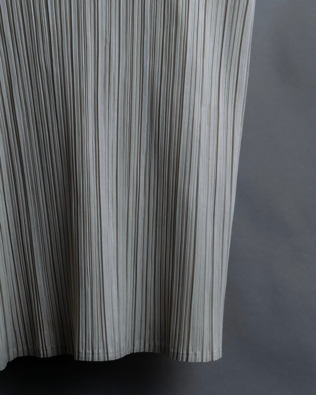 "PLEATS PLEASE ISSEY MIYAKE" Off-white tank top